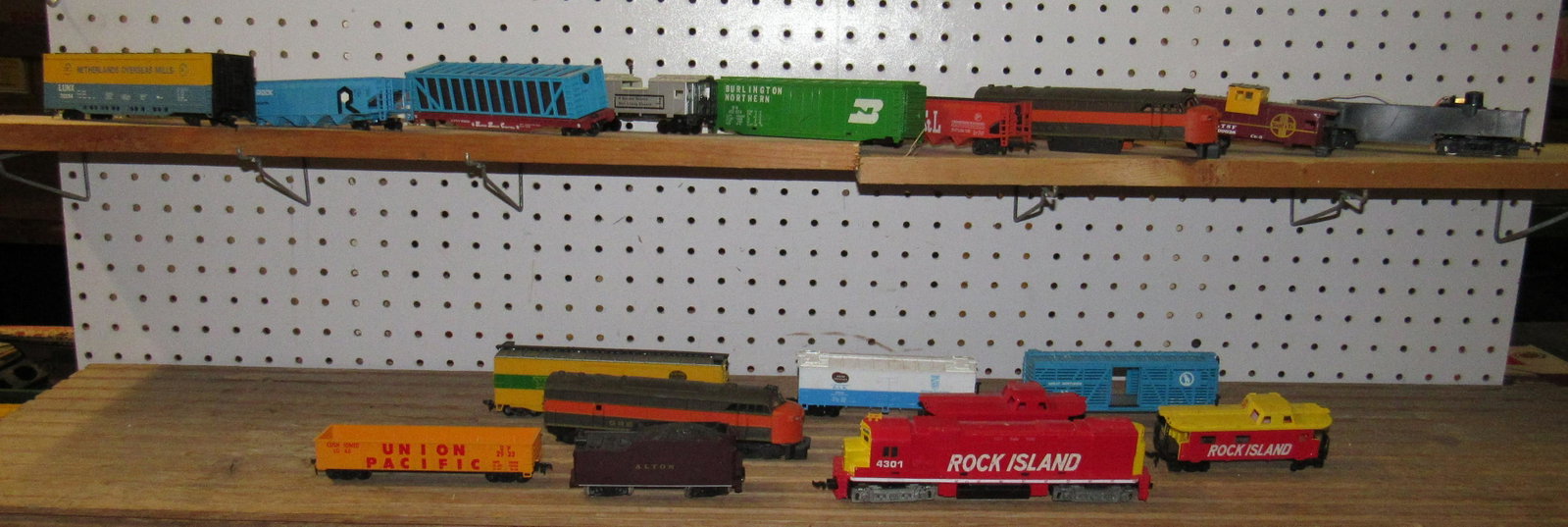 Tyco & Misc HO Scale Trains Rock Island Locomotive: Getting all pictured