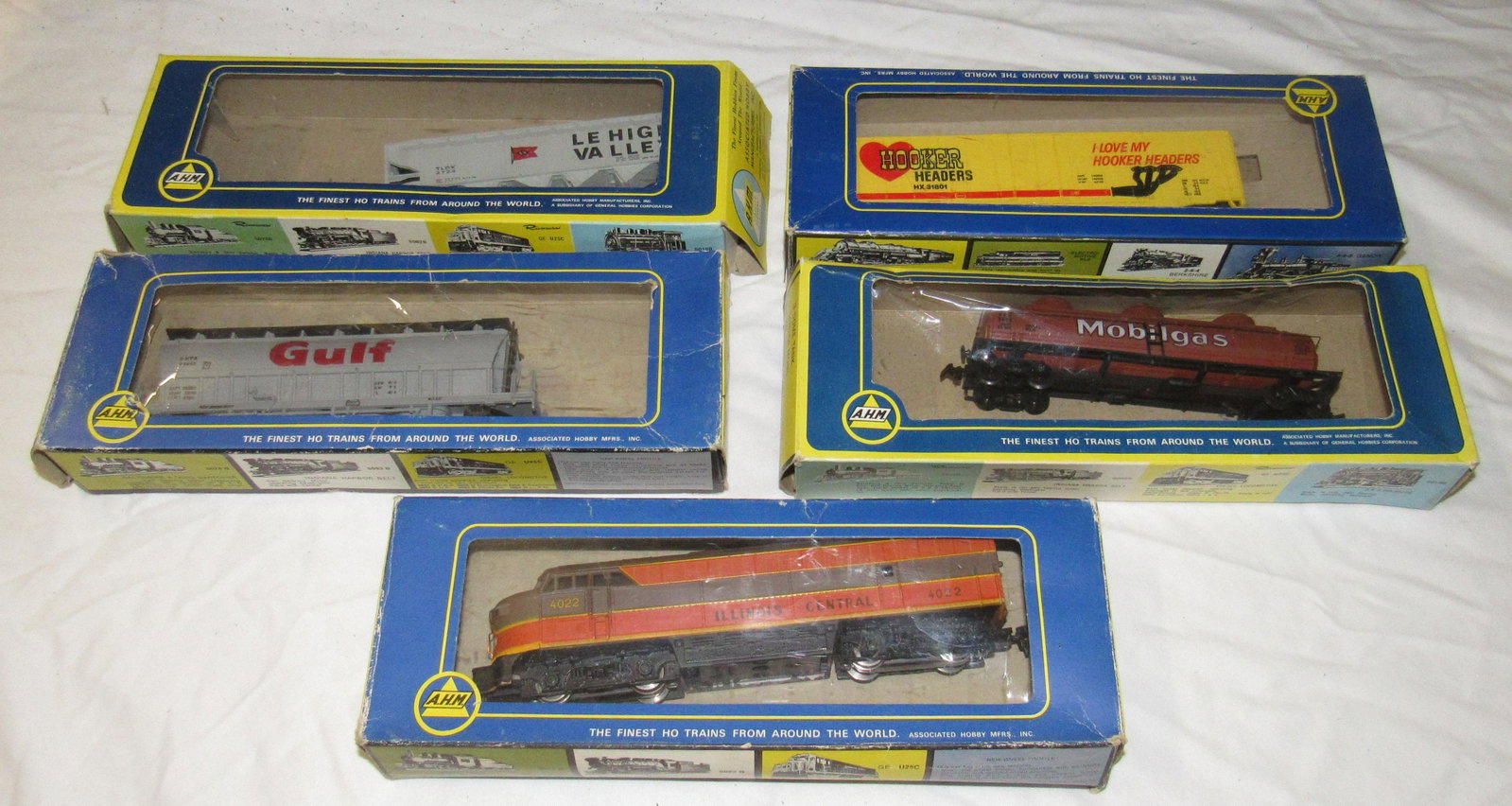 AHM Illinois Central 4022 Diesel Locomotive: Also includes all cars pictured