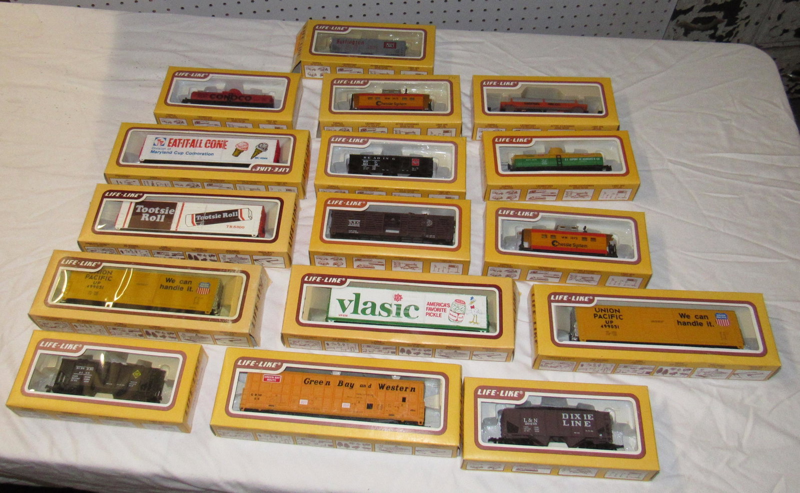 Life Like Ho Scale Train Cars: Getting all pictured