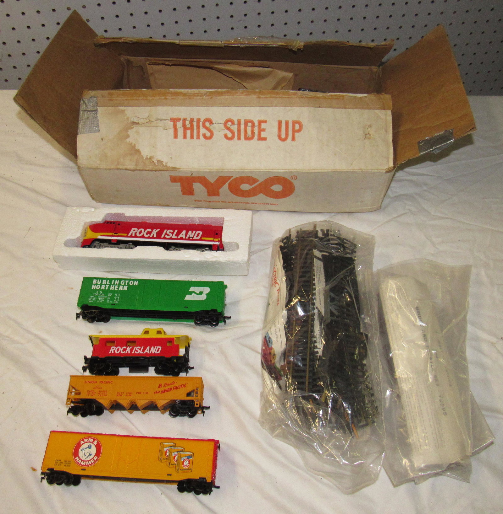 Rock Island Ho Scale Diesel Locomotive & Cars: Also included is track and transformer