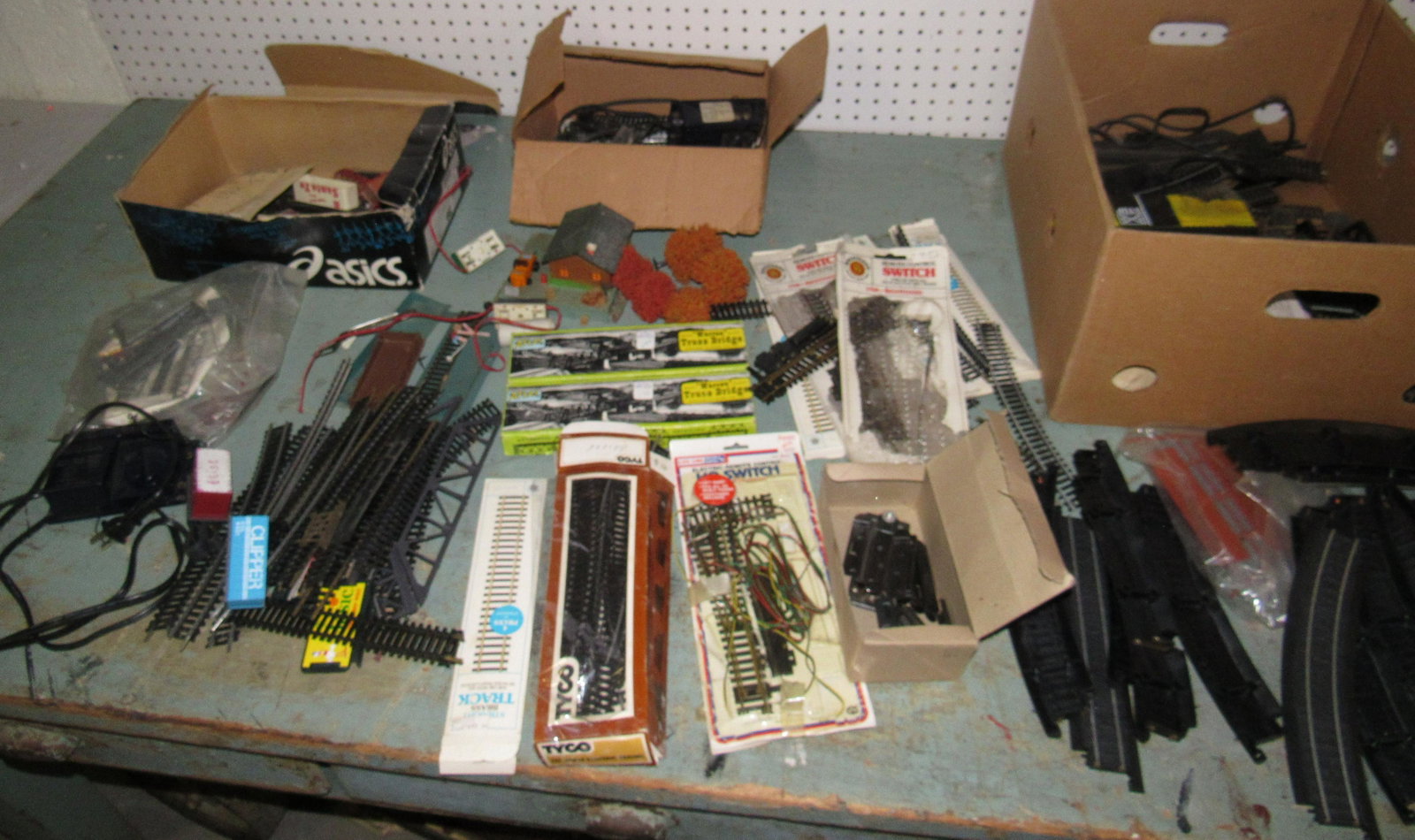 HO Scale & Misc Table Train Lot: Getting all pictured.