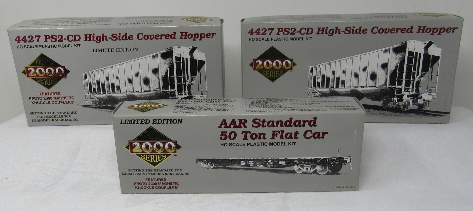Proto 2000 Series Covered Hoppers Flat Car: All new in box