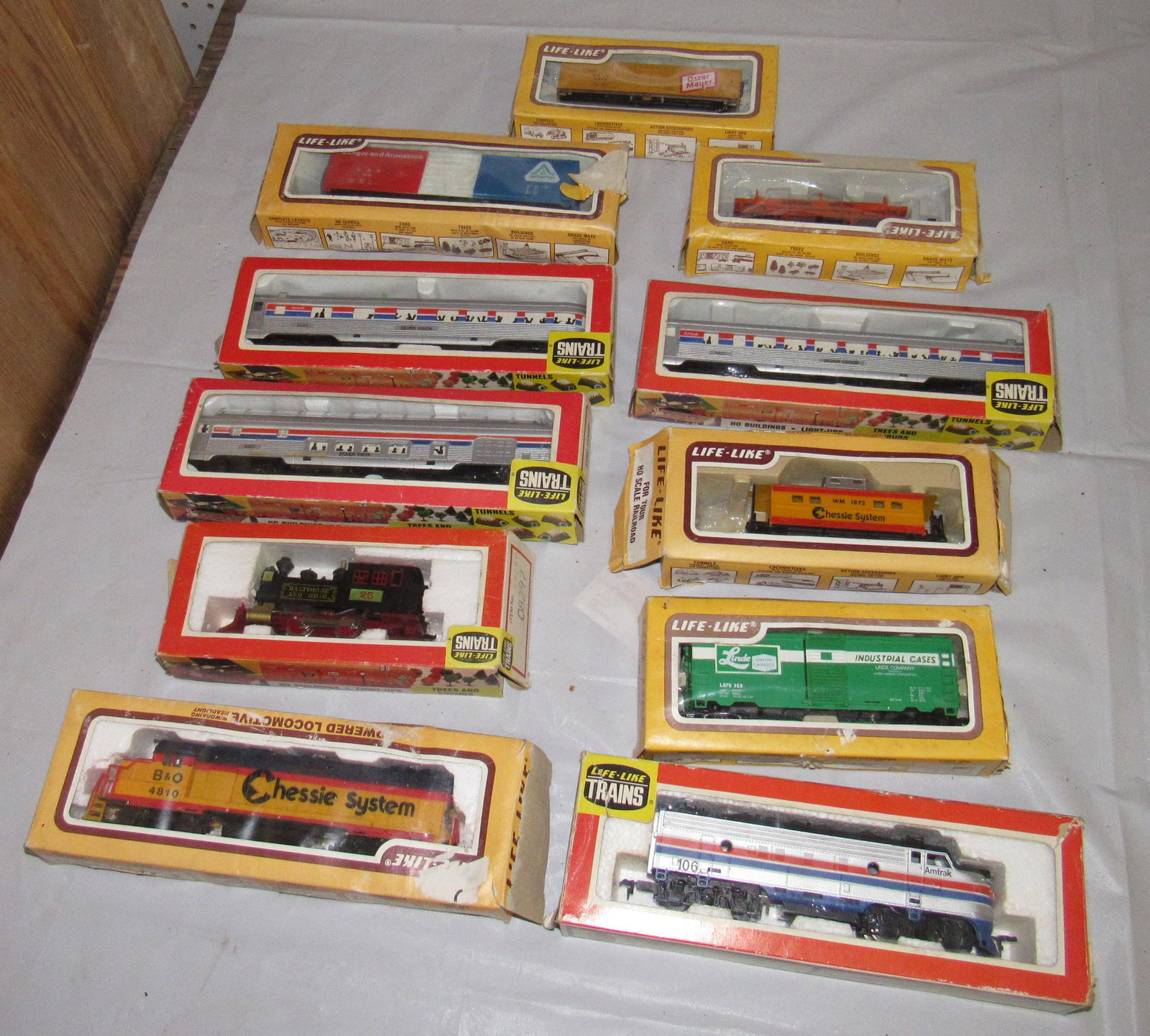 Life Like HO Scale Trains: Getting all pictured