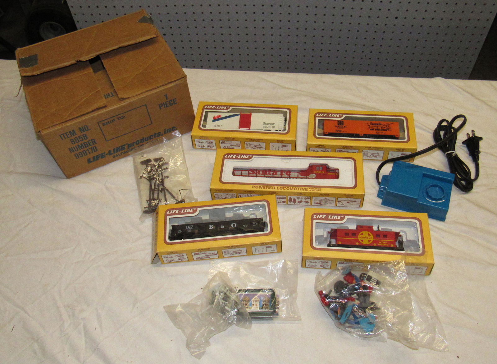 Life Like HO Scale Train Set w/ 3500 Santa Fe: Getting all pictured