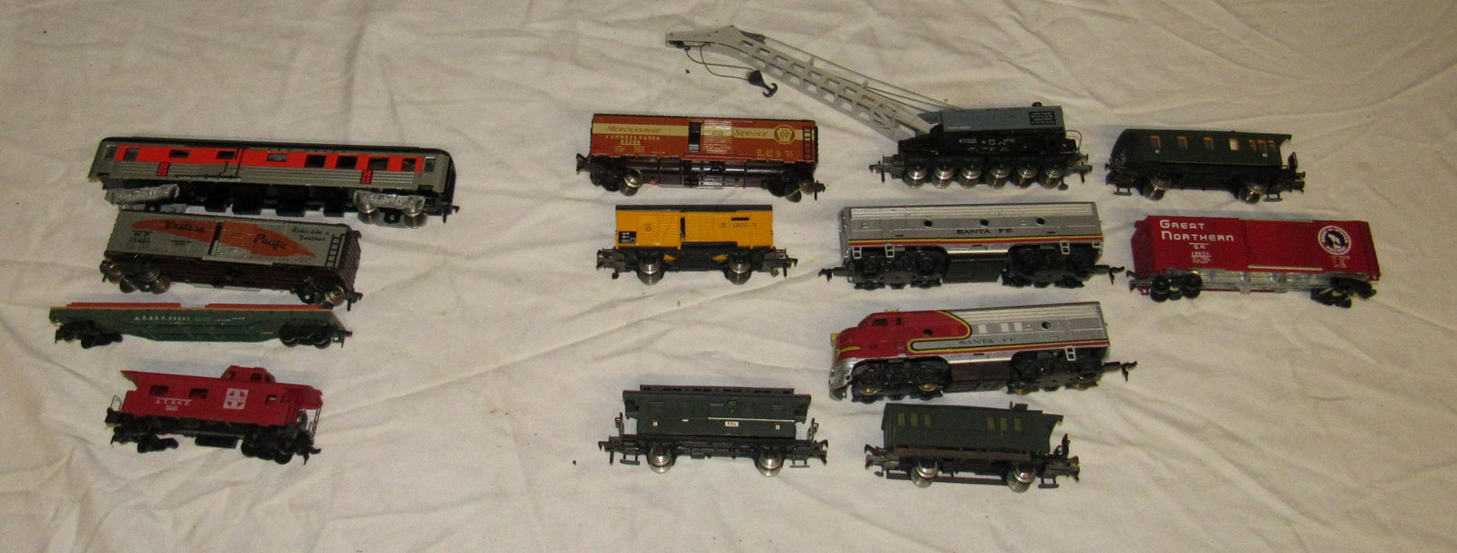 Lot of HO Scale Train Cars Locomotive: Getting all pictured
