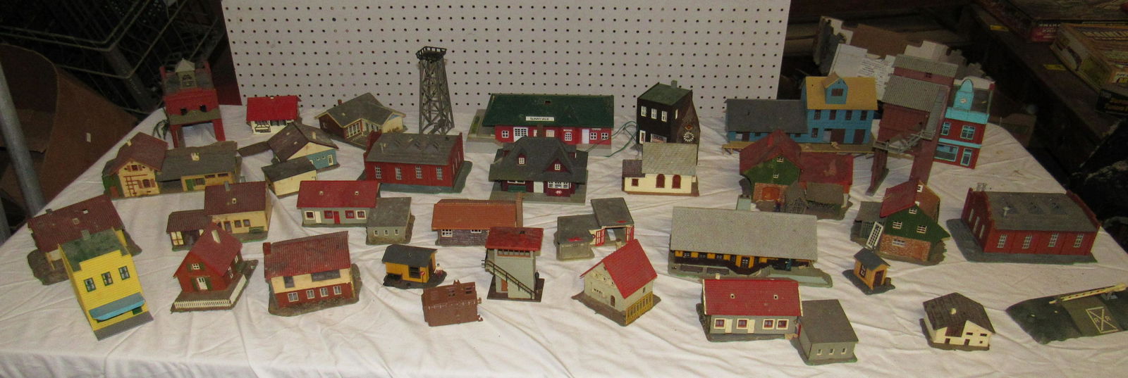 Lot of HO Scale Train Set Lay Out Buildings: Getting all pictured