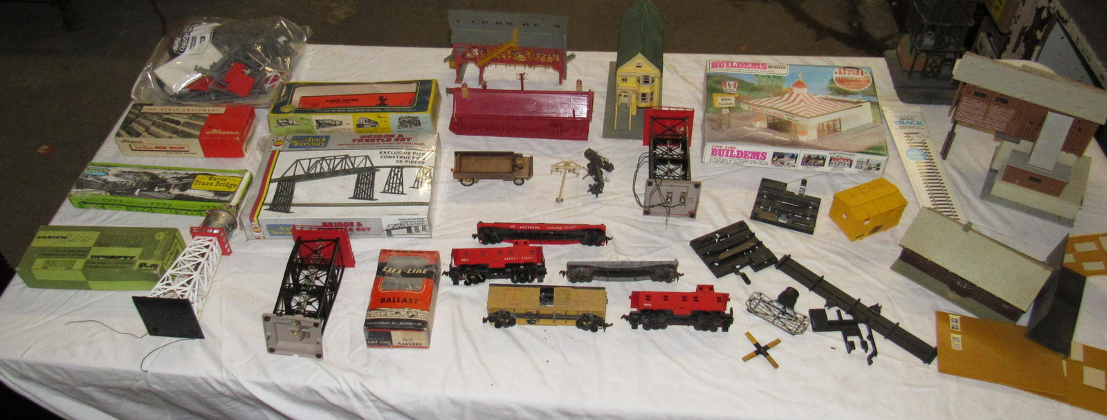 Table Contents of HO Scale Trains Parts & Misc: Getting all pictured