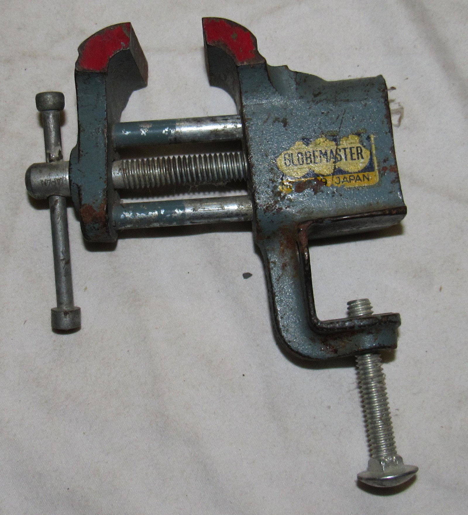 Globemaster Clamp On Table Top Vise: 1 1/2" jaws
