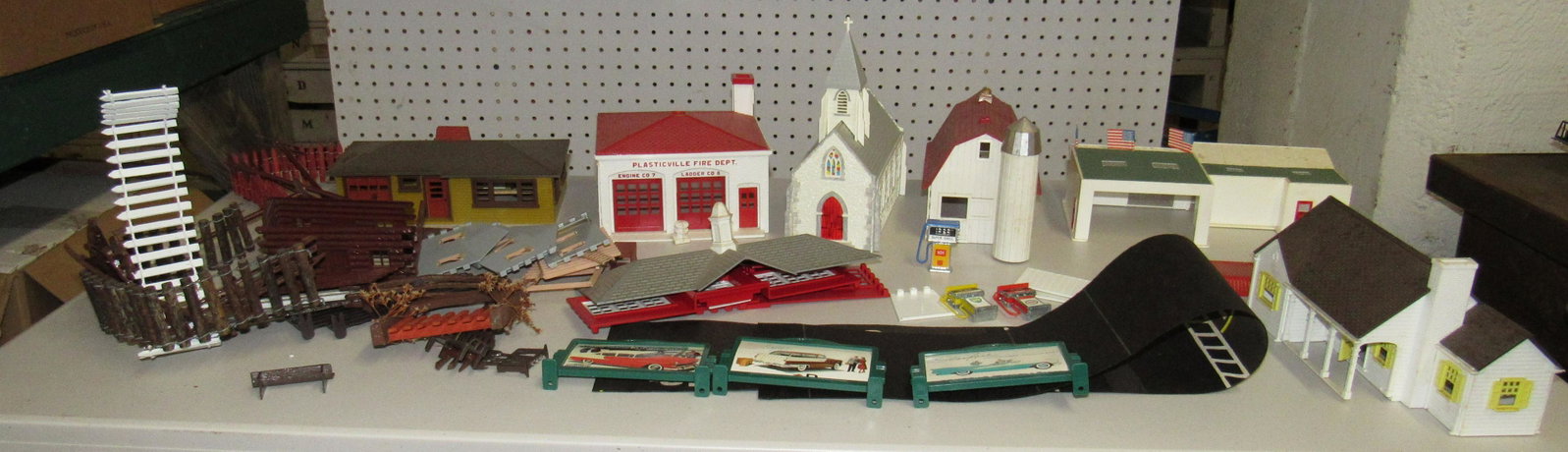 Plasticville & Misc Train Accessories: Getting all pictured. Including tote