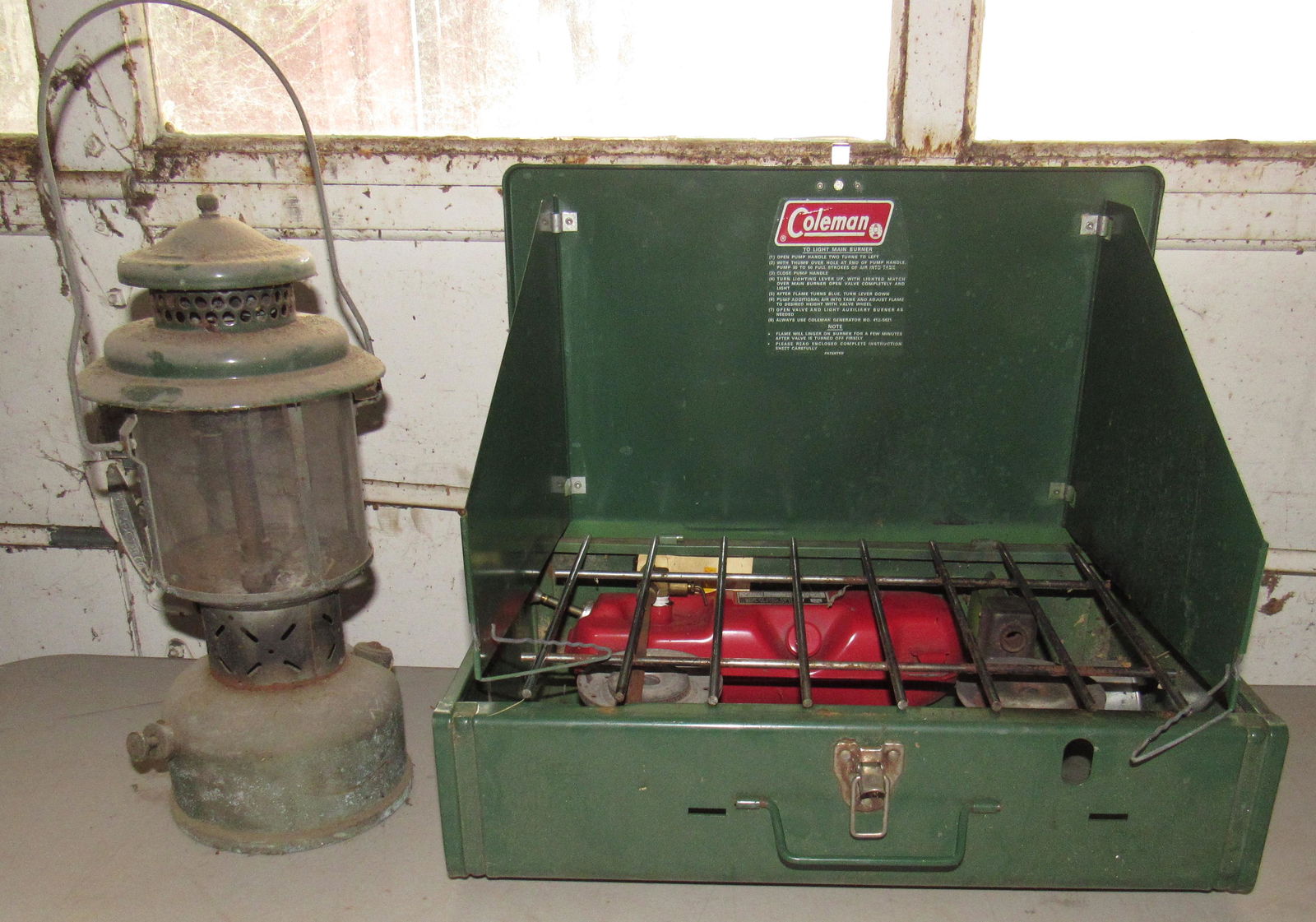 Coleman Stove & 1949 220D Lantern (1 of 3)