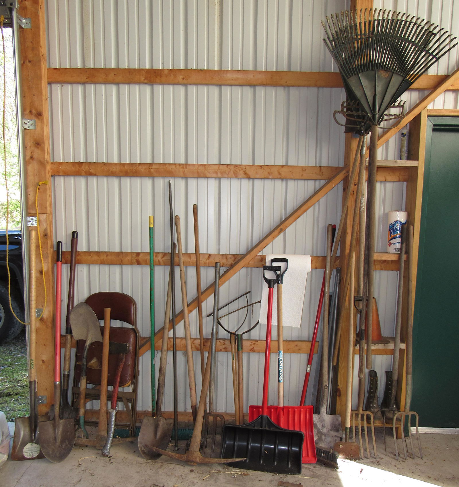 Garden Tools Shovels Rakes Pitch Forks: Getting all pictured