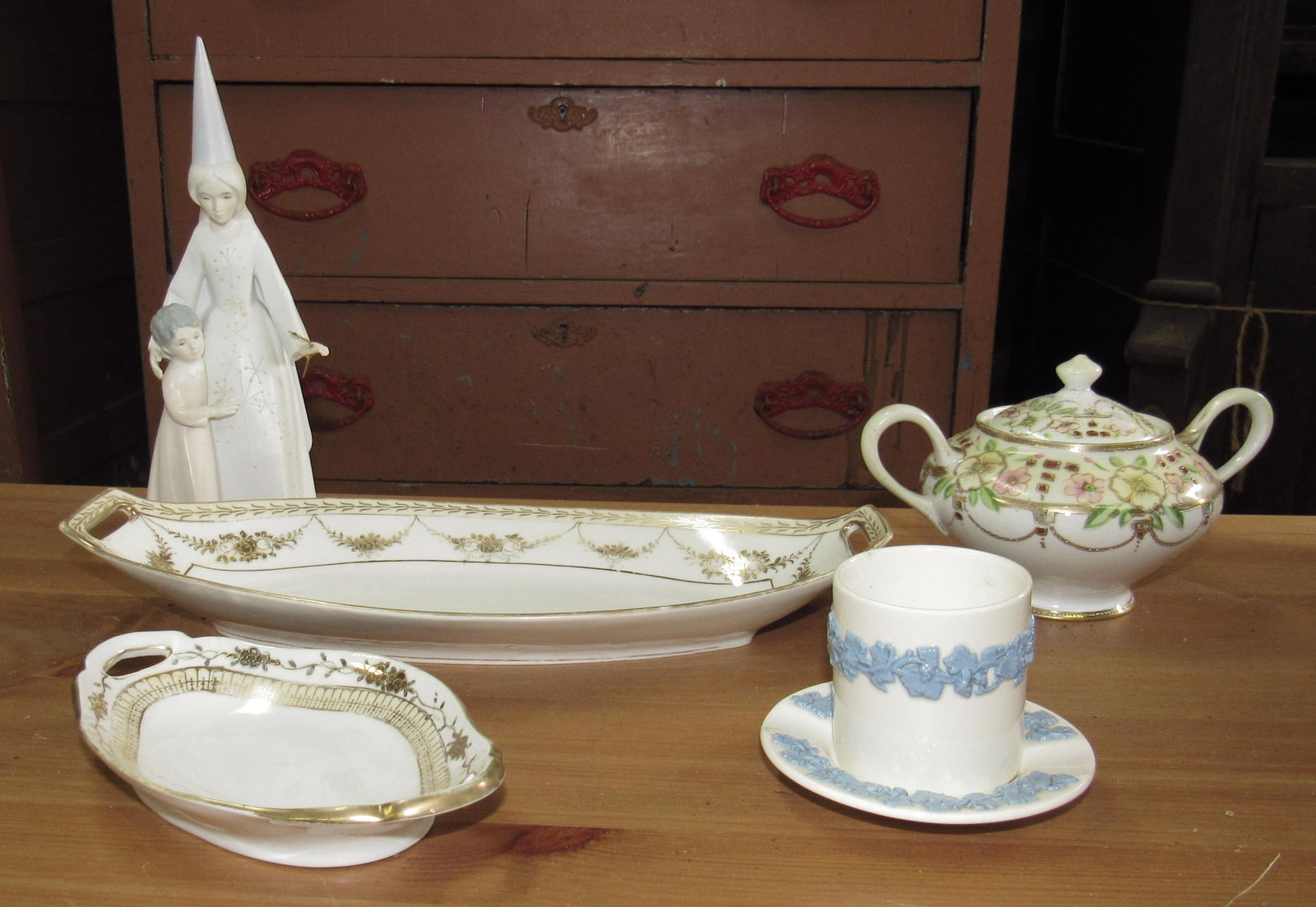 Nippon Wedgwood: Also includes figure