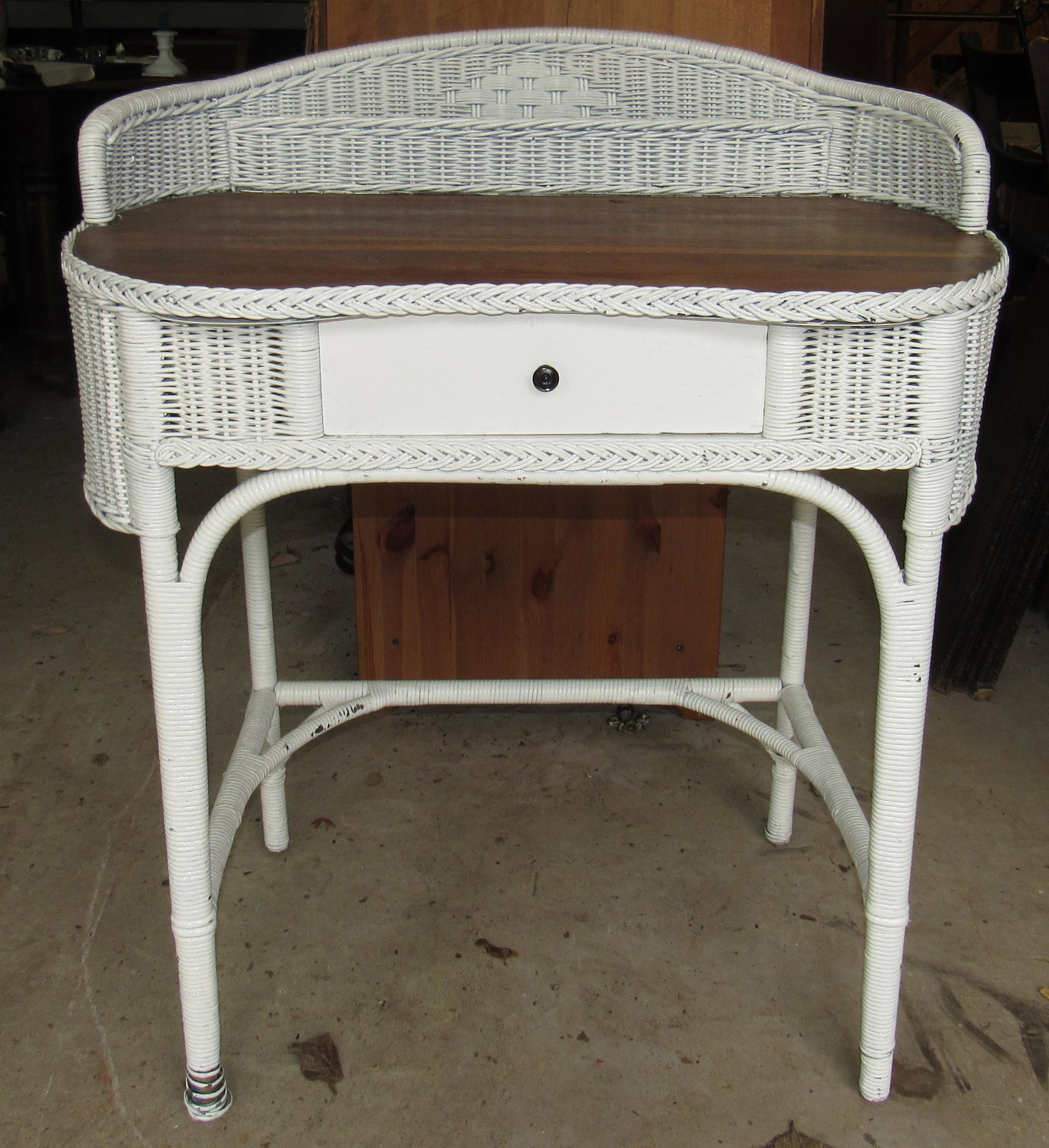 Wicker Vanity: Approx 22" x 31" x 36 1/2" tall