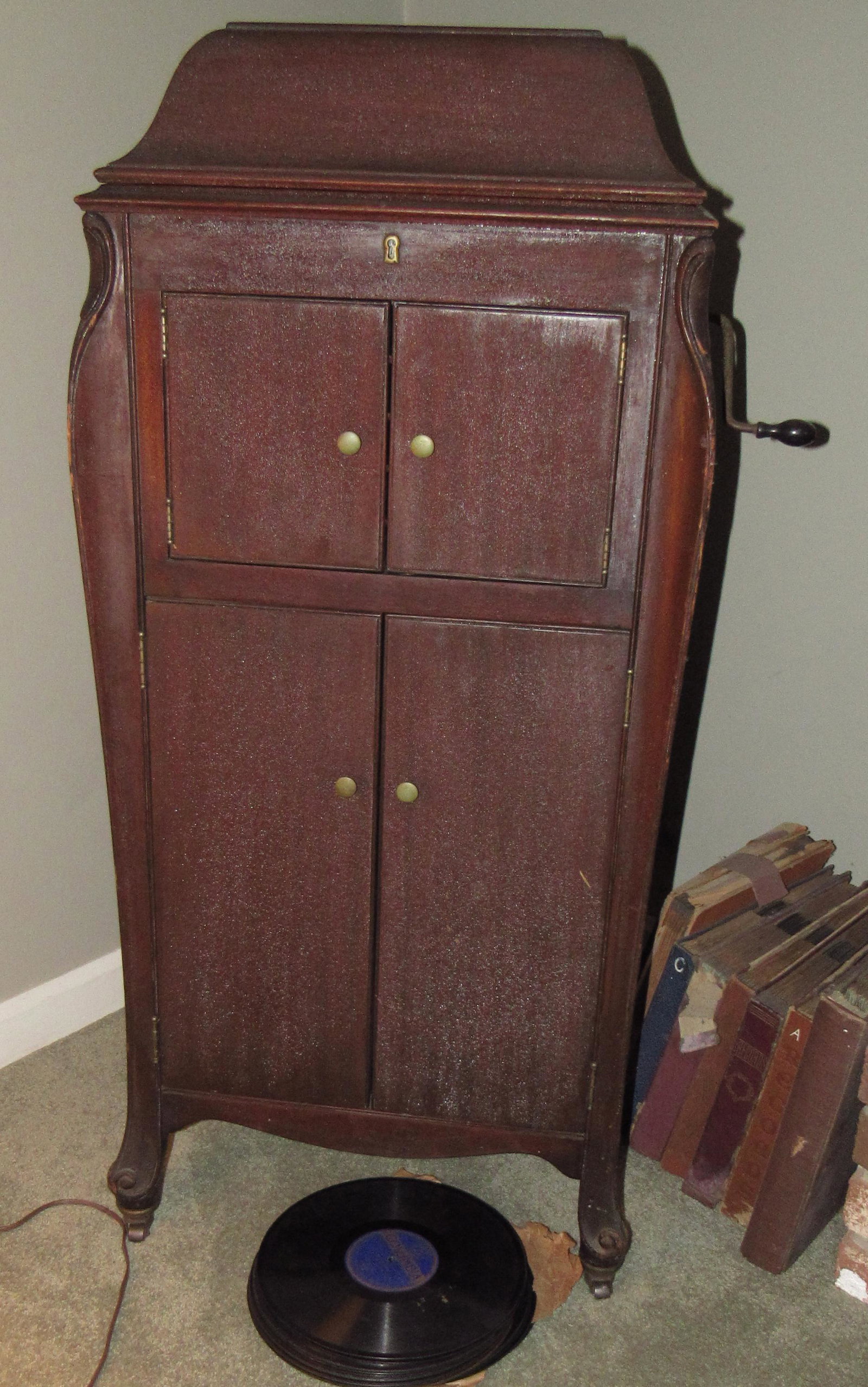 Victor Victrola VV-X1 with Records: Victrola