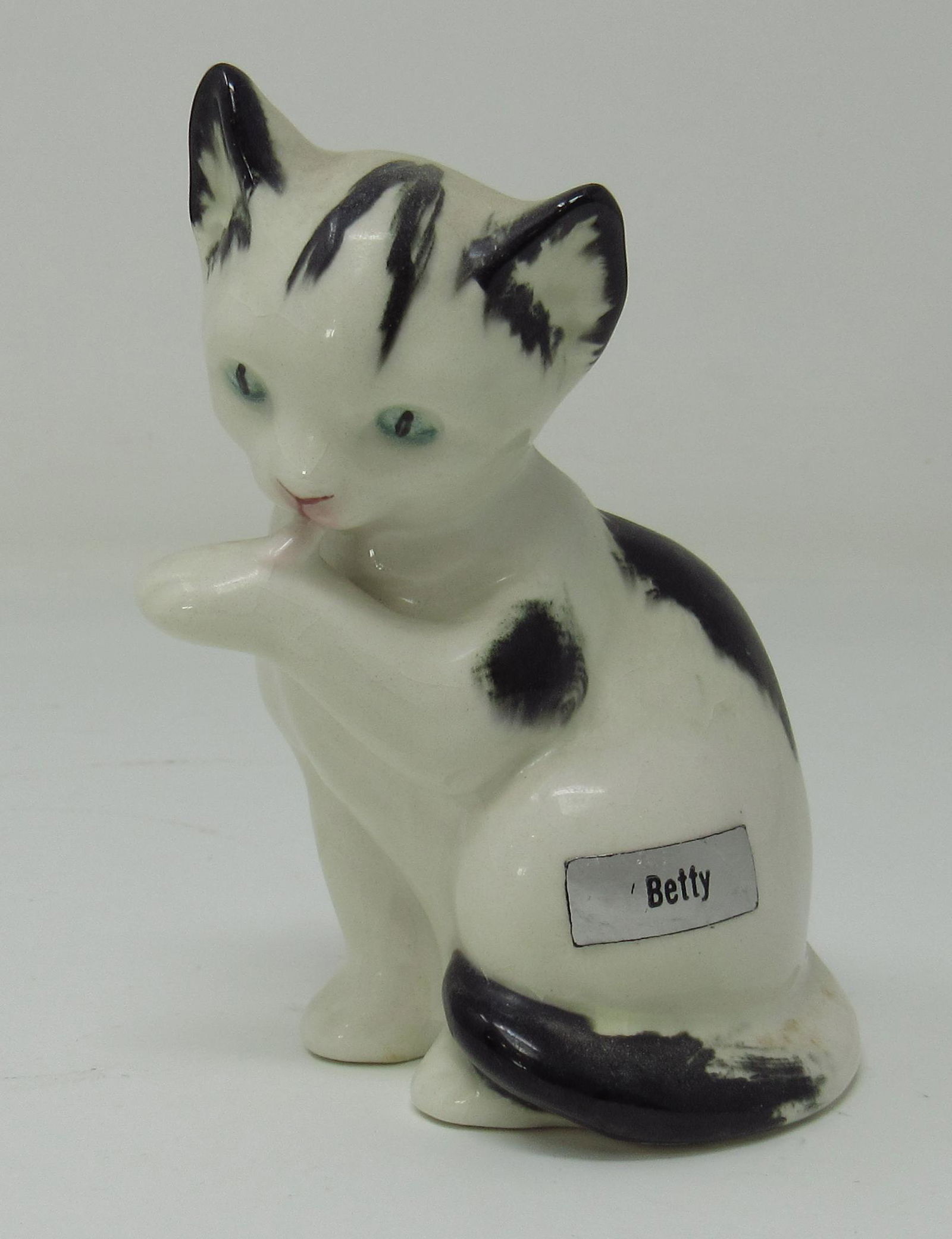 Goebel Cat: Approx 3 3/4" tall