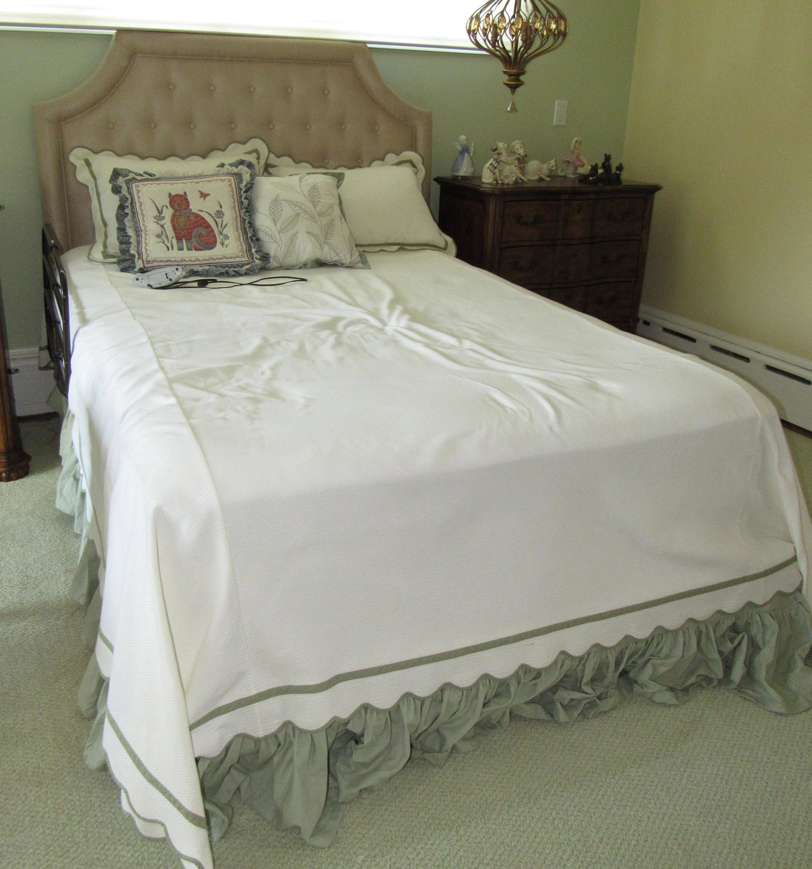 Full / Double Bed: Mattress is approx 58" x 75"