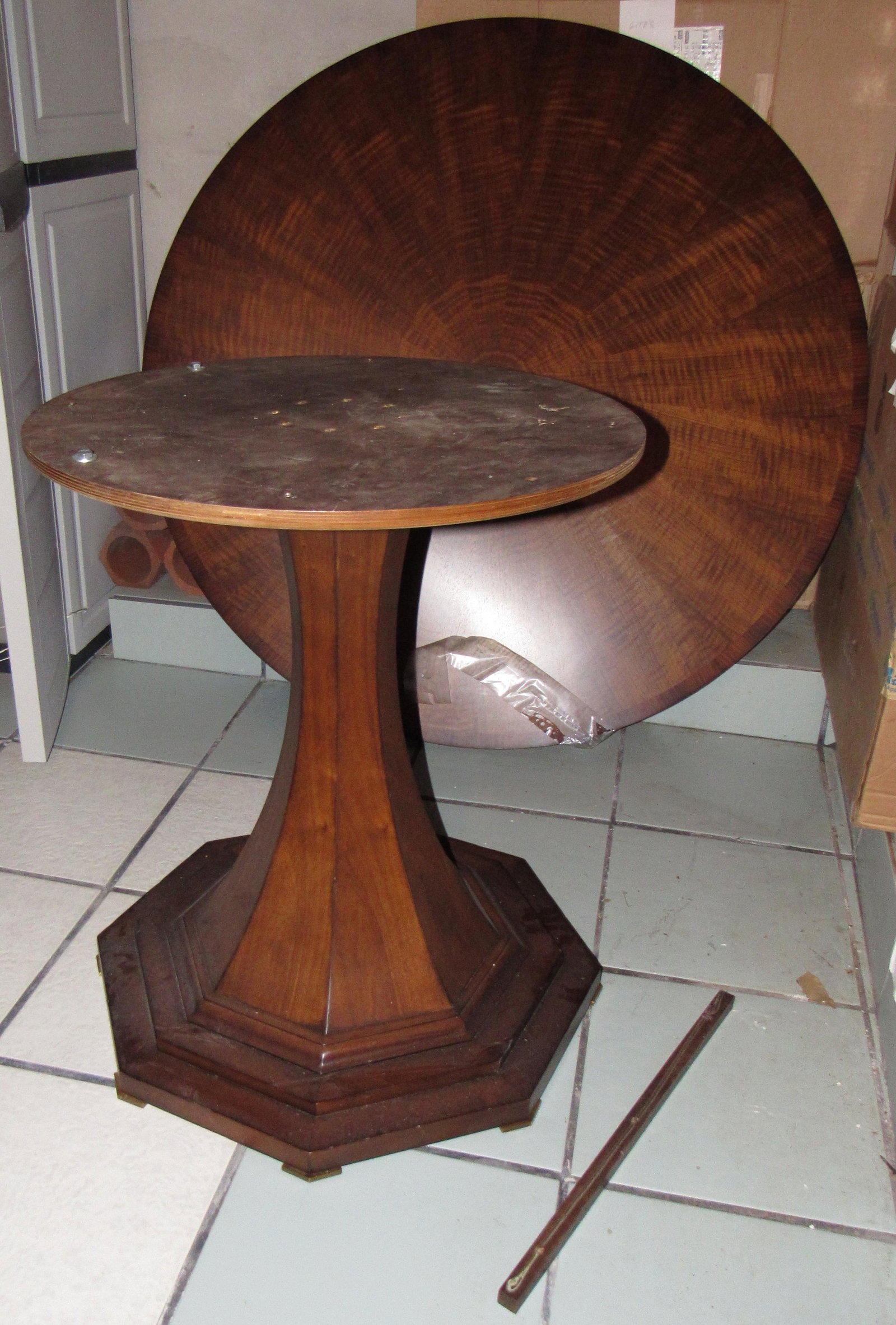 Round Dining Room Table: Approx 48" in diameter