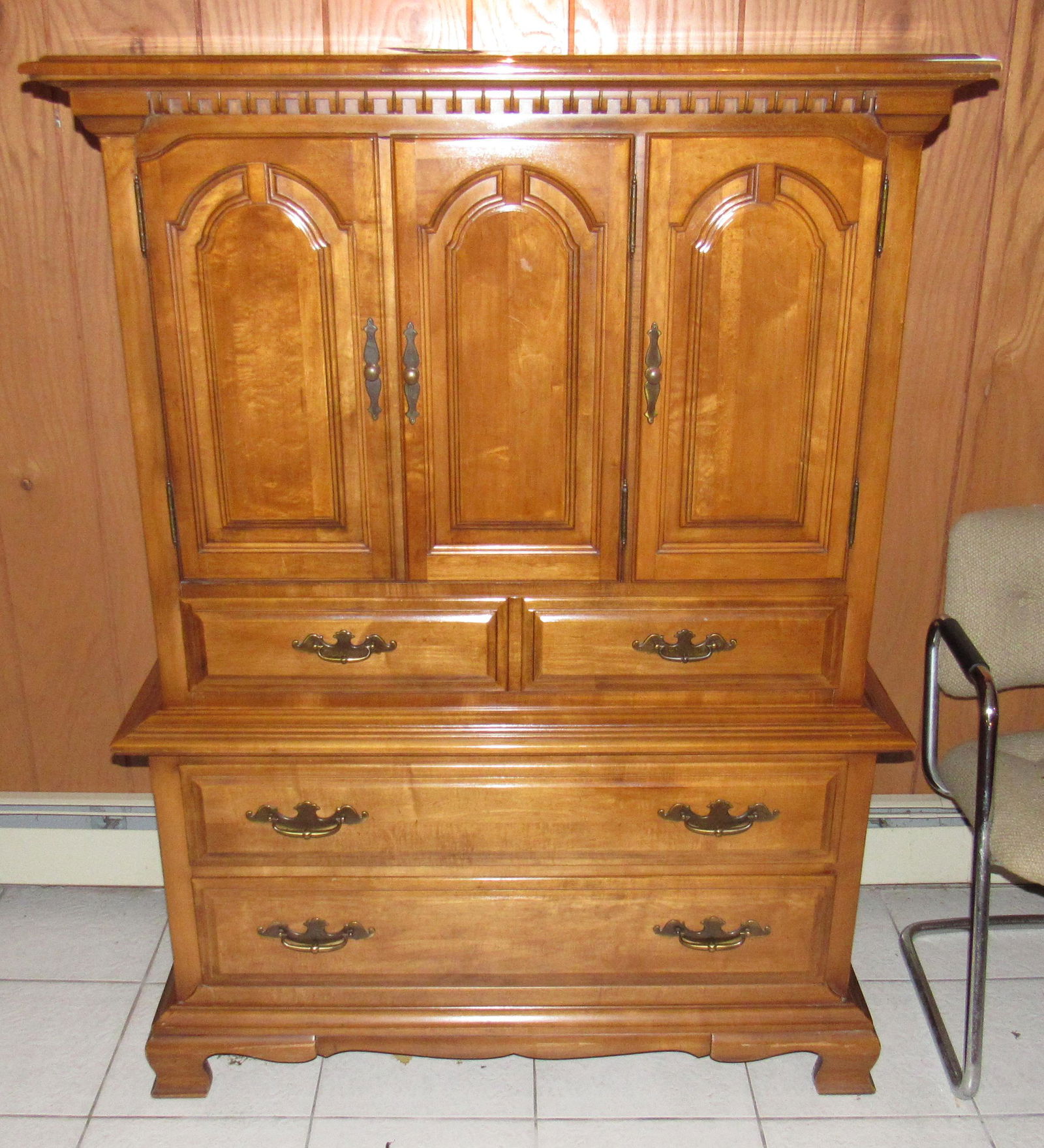 Thomasville Vanity Chest / Dresser: Apprx 20" x 43" x 57 1/2" tall.