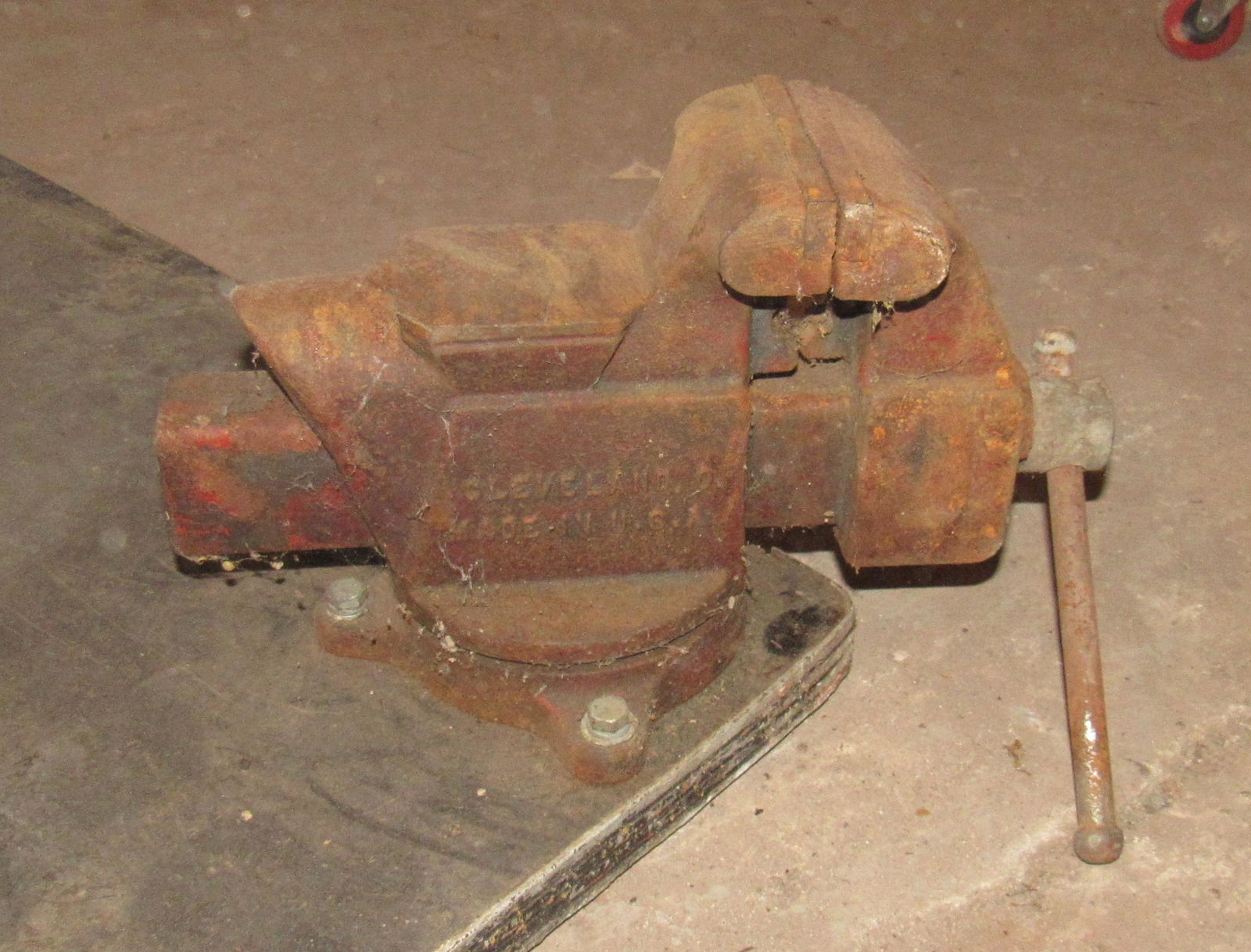Columbian D44 & Rigid Pipe Vise: Columbian has 4 1/4" jaws and swivels