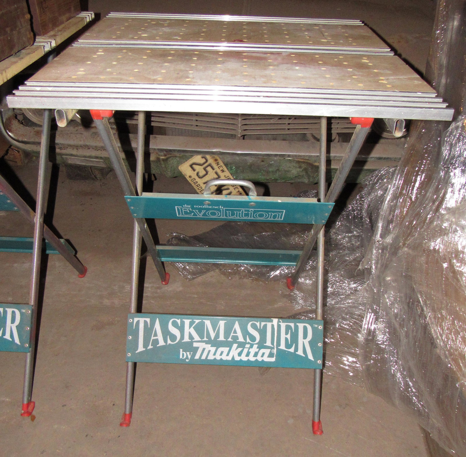 Makita Taskmaster Work Table Station: Approx 28" x 30 1/2" x 36" tall