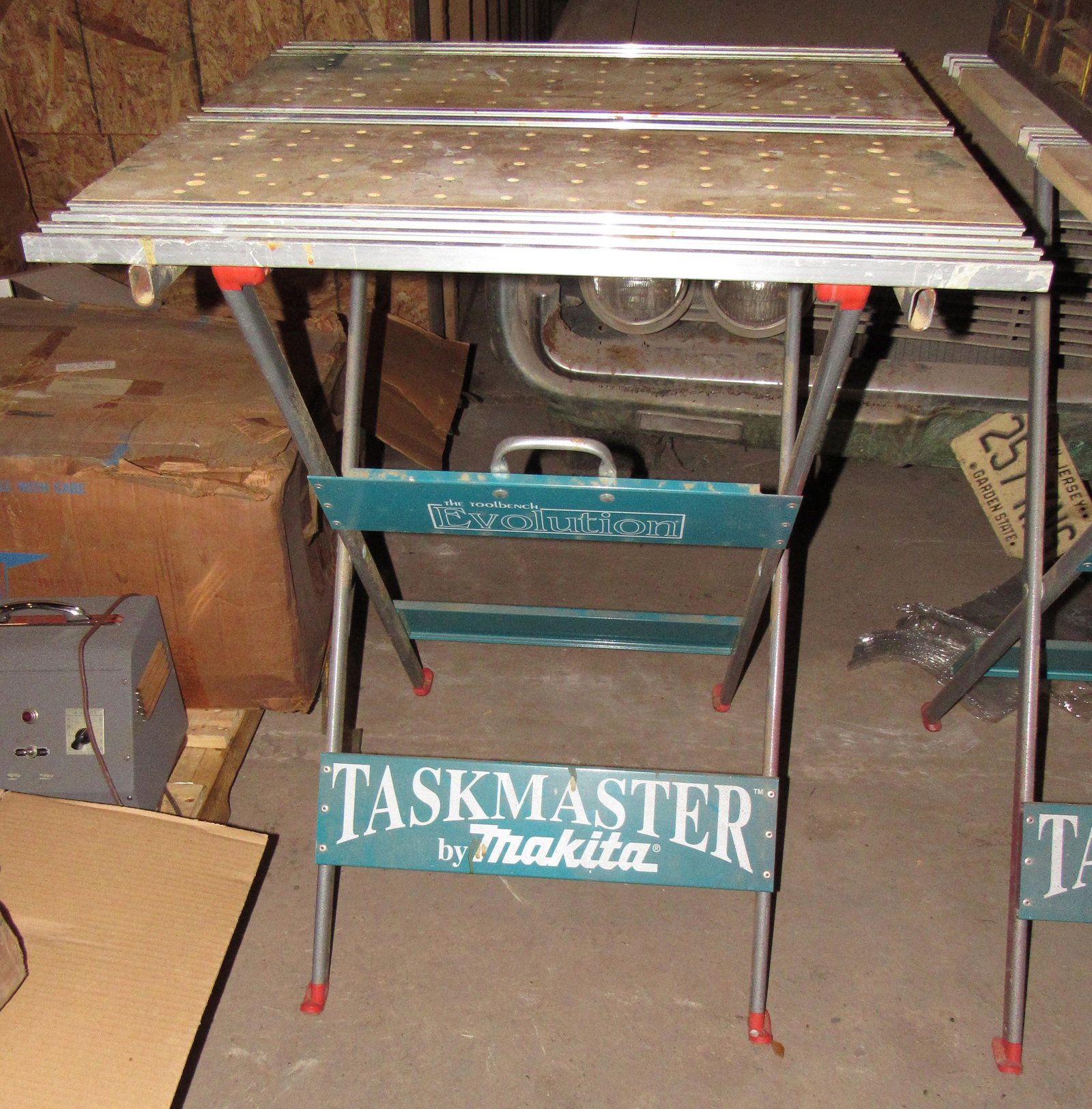Makita Taskmaster Work Table Station: Approx 28" x 30 1/2" x 36" tall