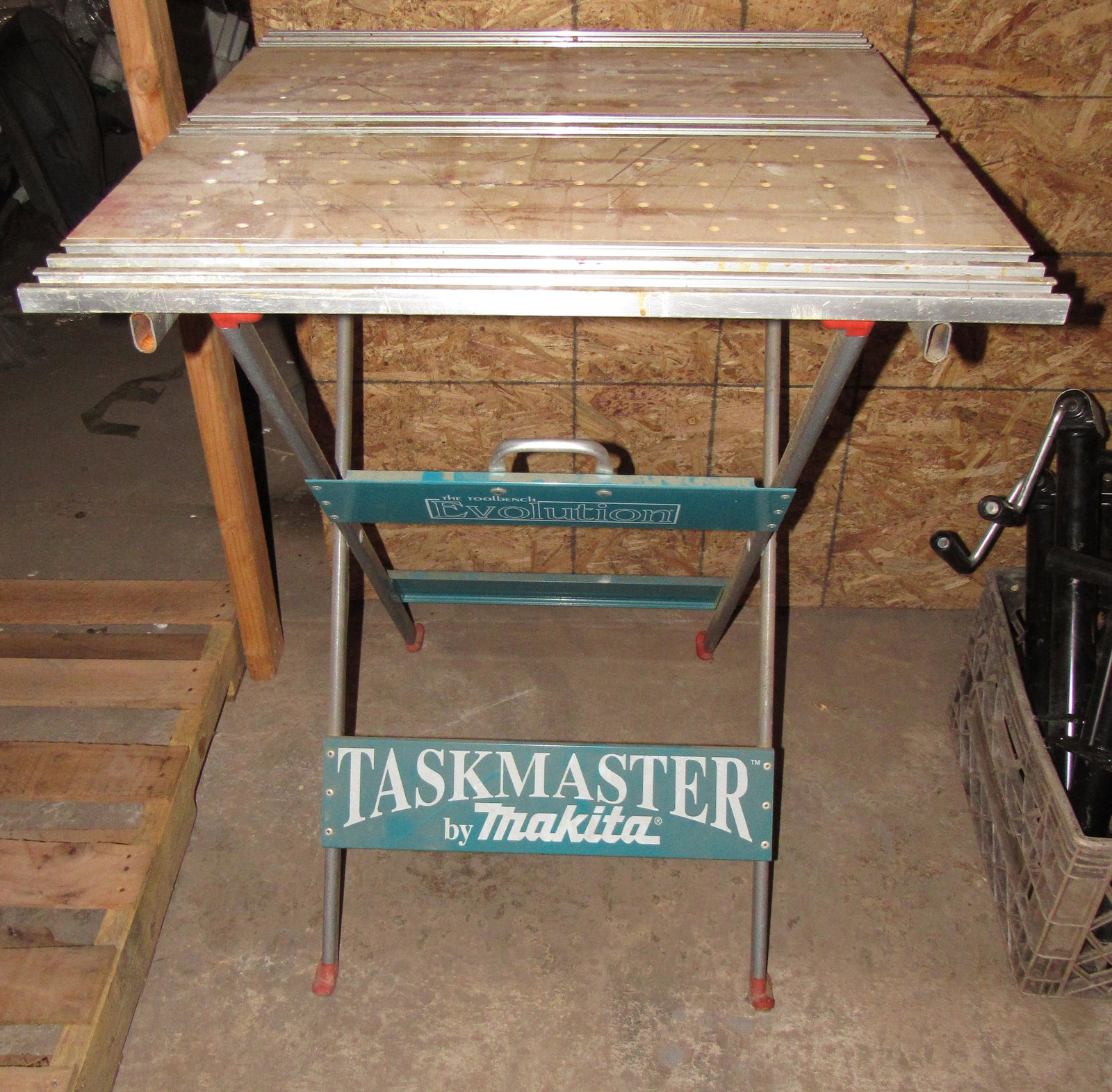 Makita Taskmaster Work Table Station: Approx 28" x 30 1/2" x 36" tall