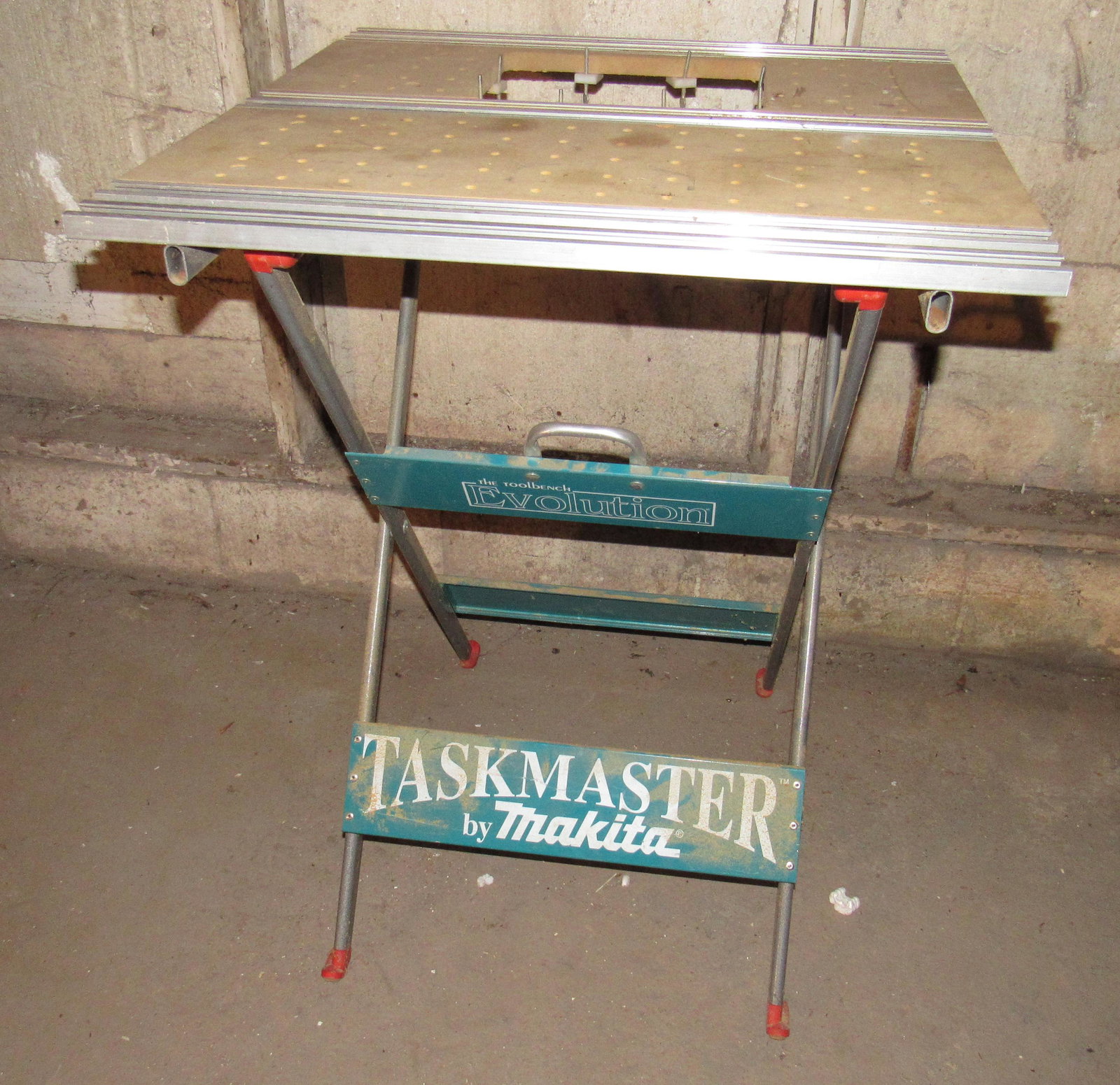 Makita Taskmaster Work Table Station: Approx 28" x 30 1/2" x 36" tall
