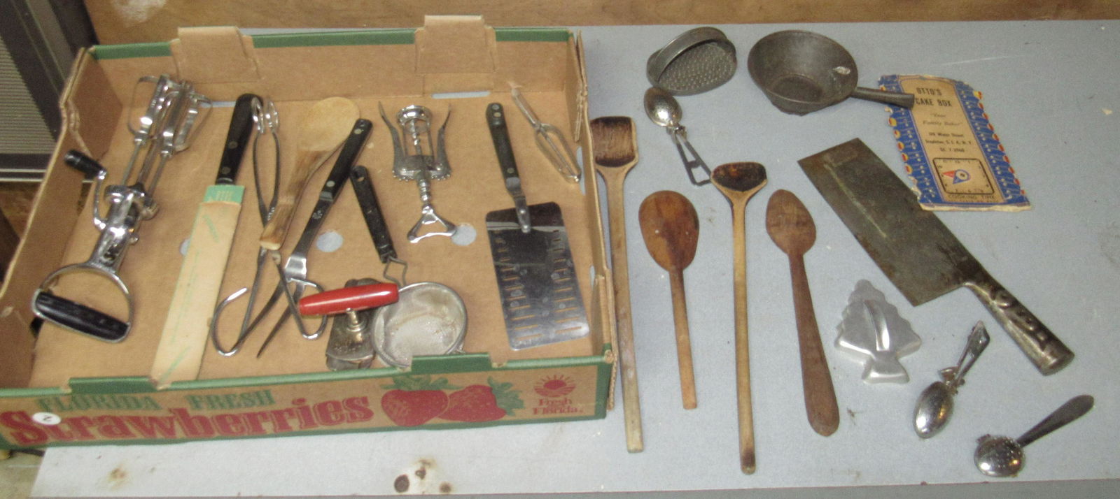 Vintage Kitchenware Incl. Asian Meat Cleaver: Getting all pictured