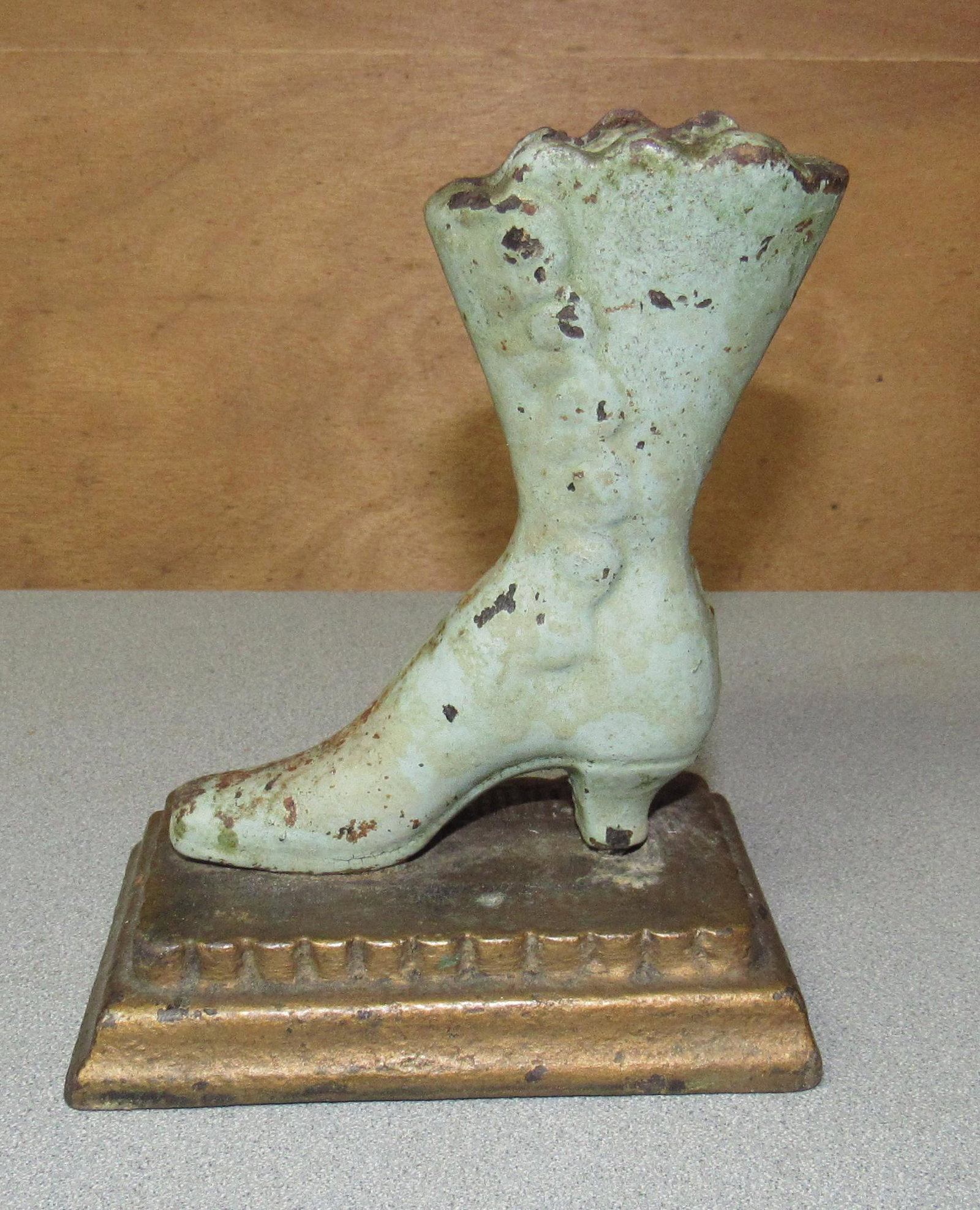 Cast Iron Shoe: Apprx 2 7/8" x 4 1/8" x 5" tall