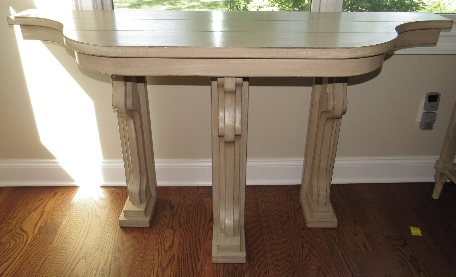 Foyer / Console Table: Approx 20" x 60" x 33" tall