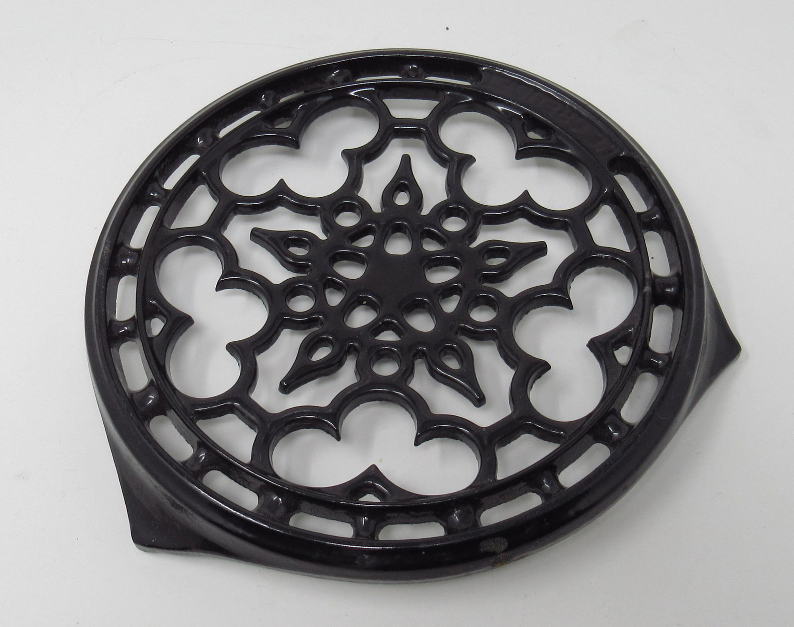 Le Creuset Cast Iron Enamel Trivet: Approx 8 1/4" in diameter