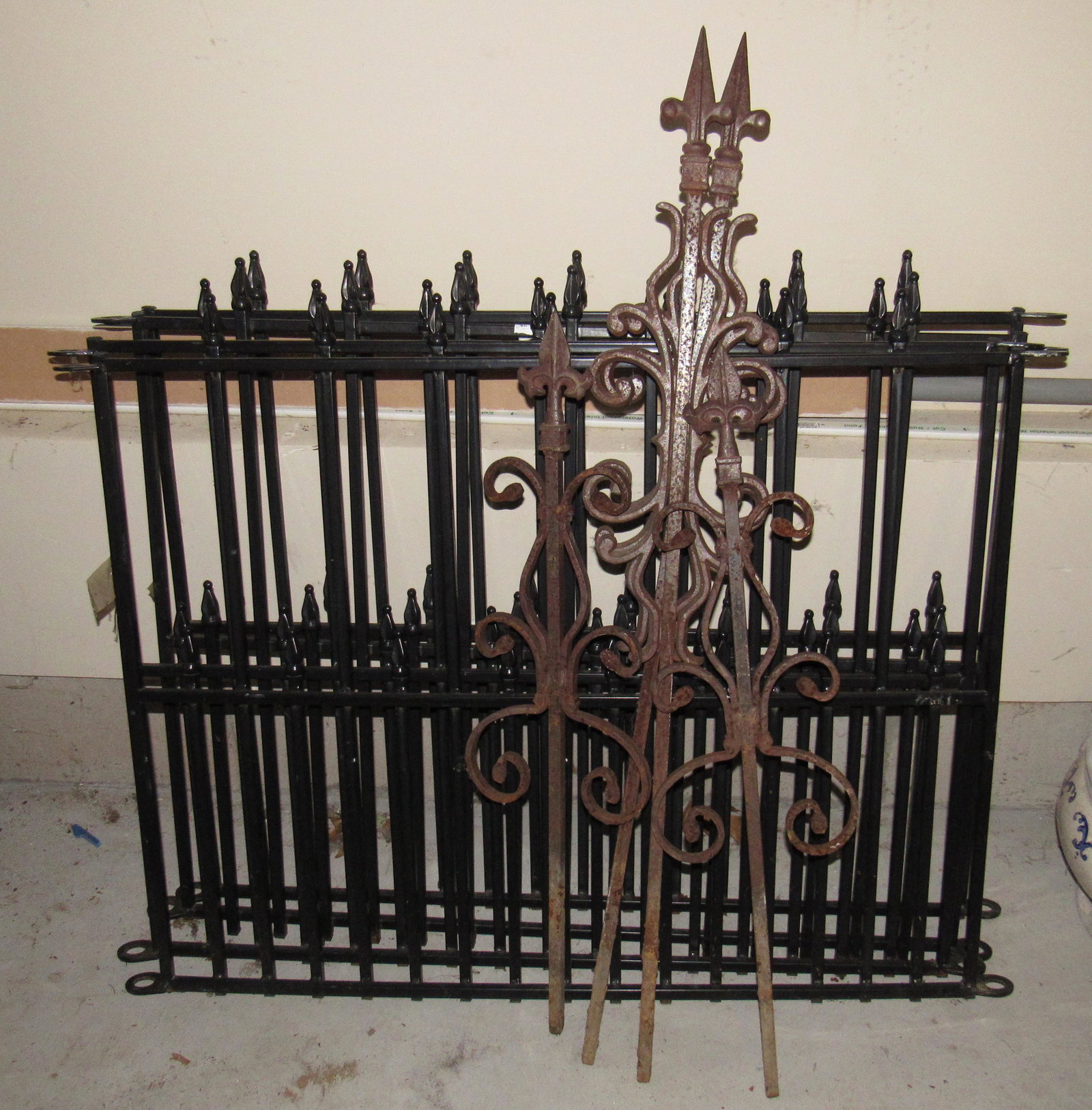 4 Metal Fence Sections and Yard DÃ©cor: Fence sections are approx 37 1/2" x 28 1/2"
