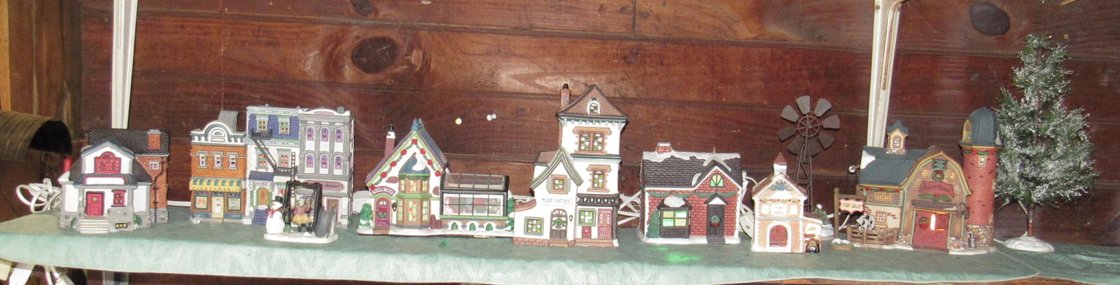 Dickens Post Office & Misc Christmas Shops: The post office is the only one marked Dickens. It is apprx 8 1/2" tall.