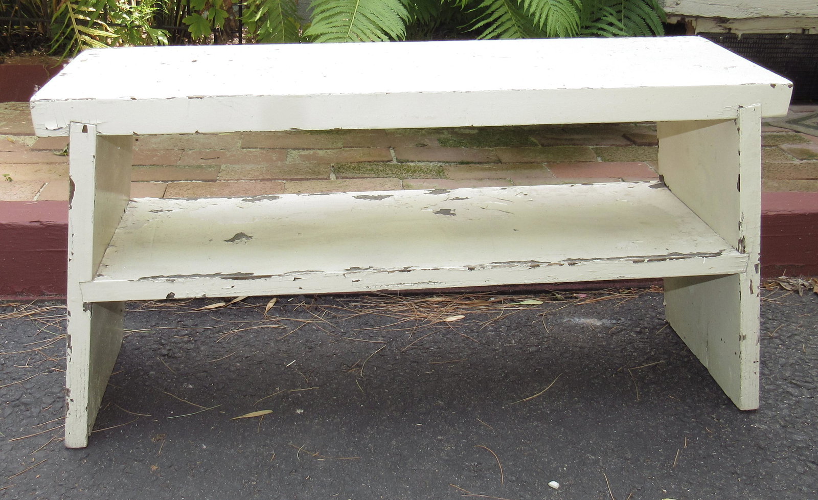 White Painted Bench: Approx 7 1/4" x 24" x 13" tall