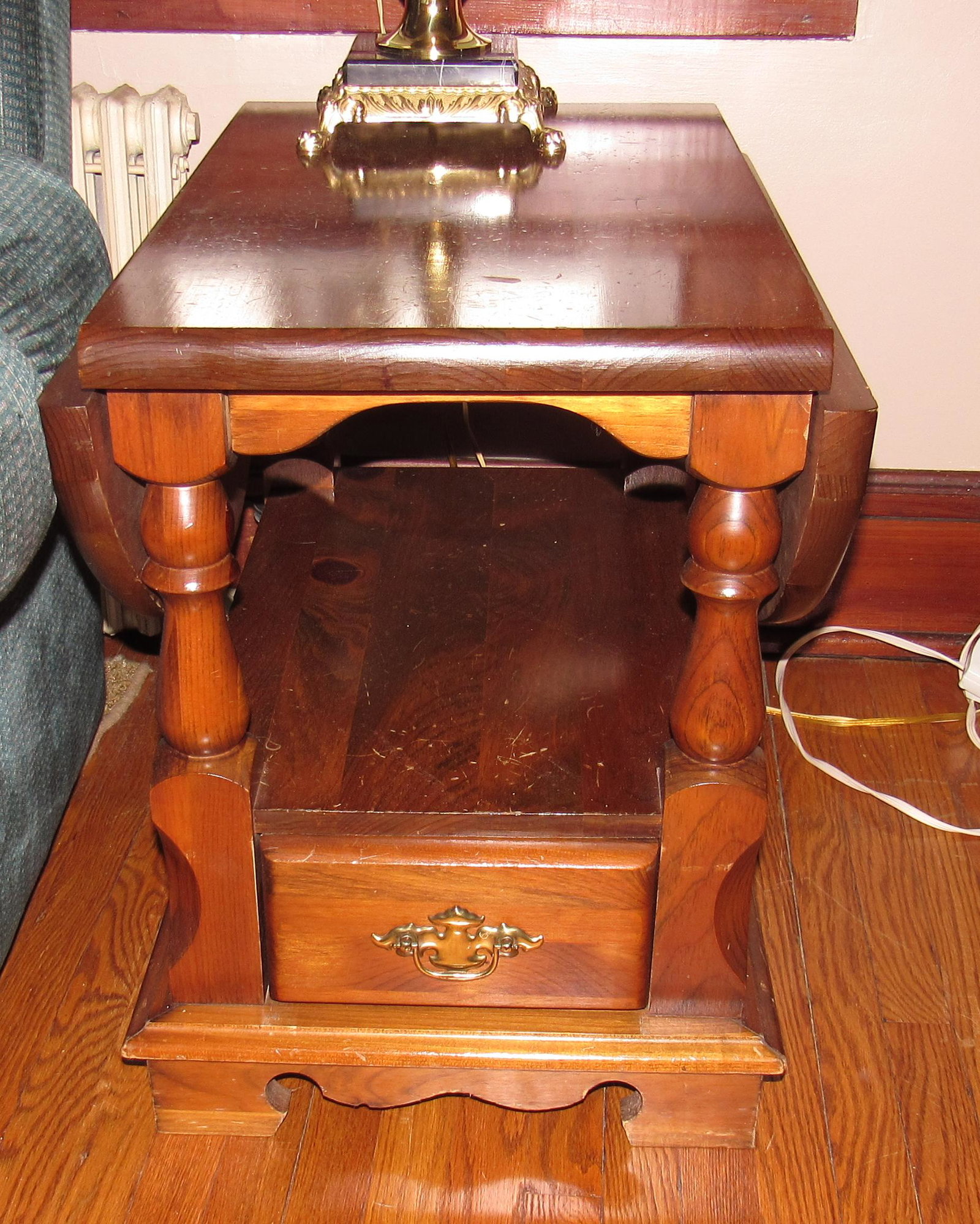 Pair of End Tables: Apprx 17 1/2" ( Closed ) x 26" x 22" tall