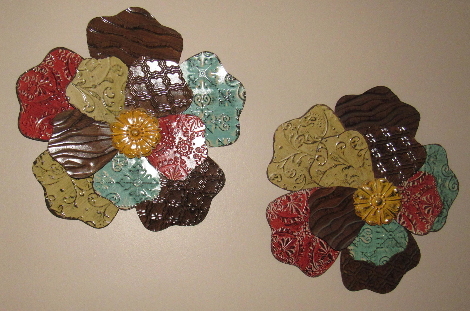 Tin Flower Wall Art: Apprx 18" in diameter