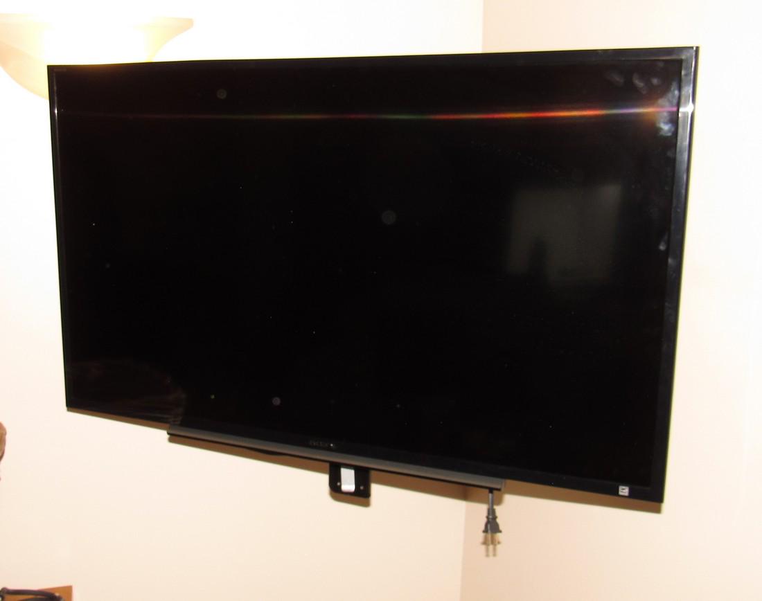 Sony 40 Inch Flat Screen TV: Does not include wall bracket