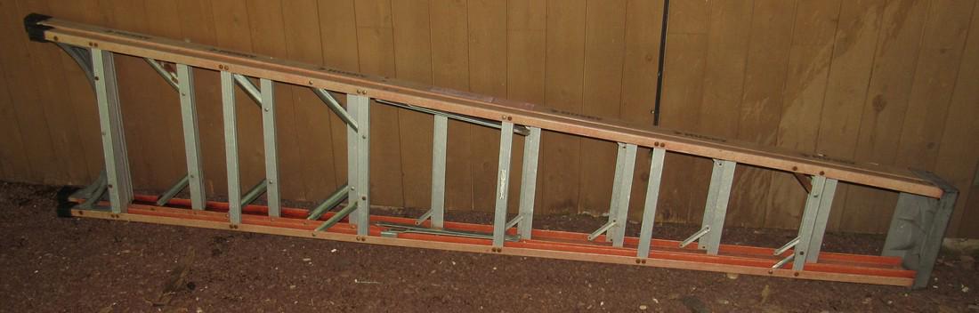 10' Husky Fiberglass Step Ladder: 10' Ladder