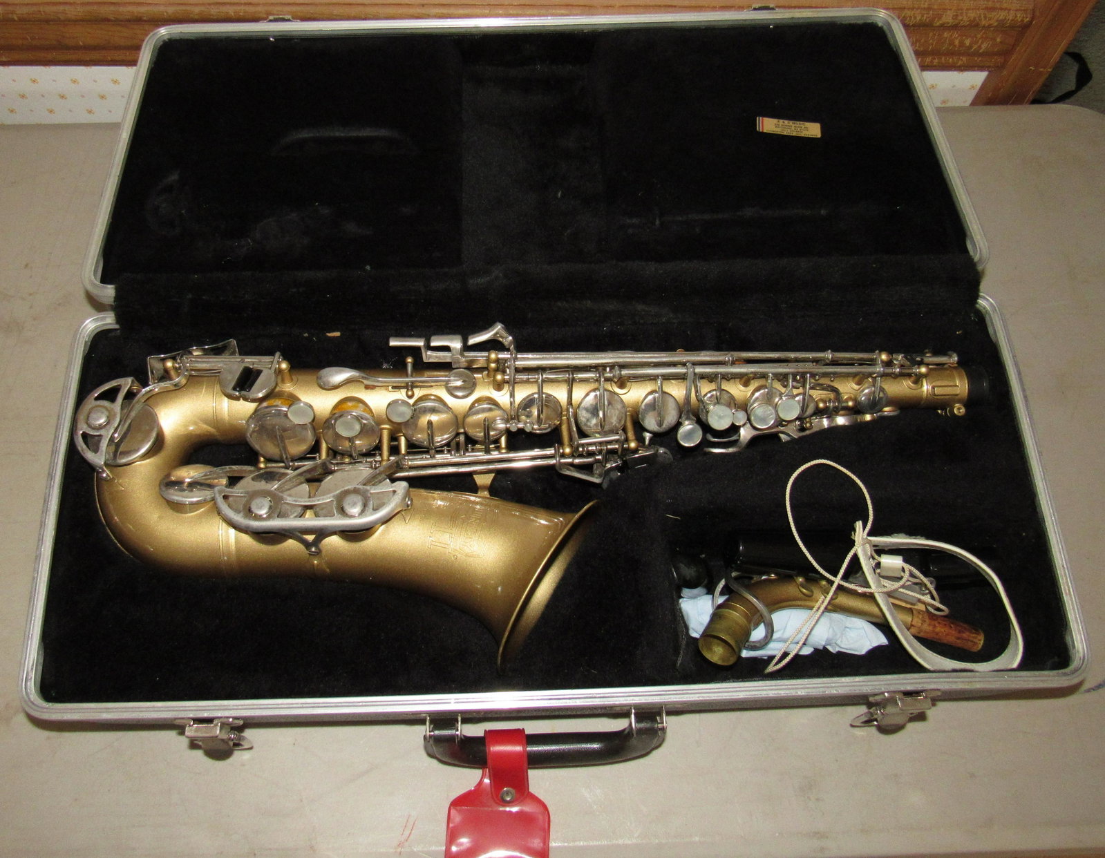 Bundy II Selmer Saxophone: Approx 22 1/2" long as pictured .