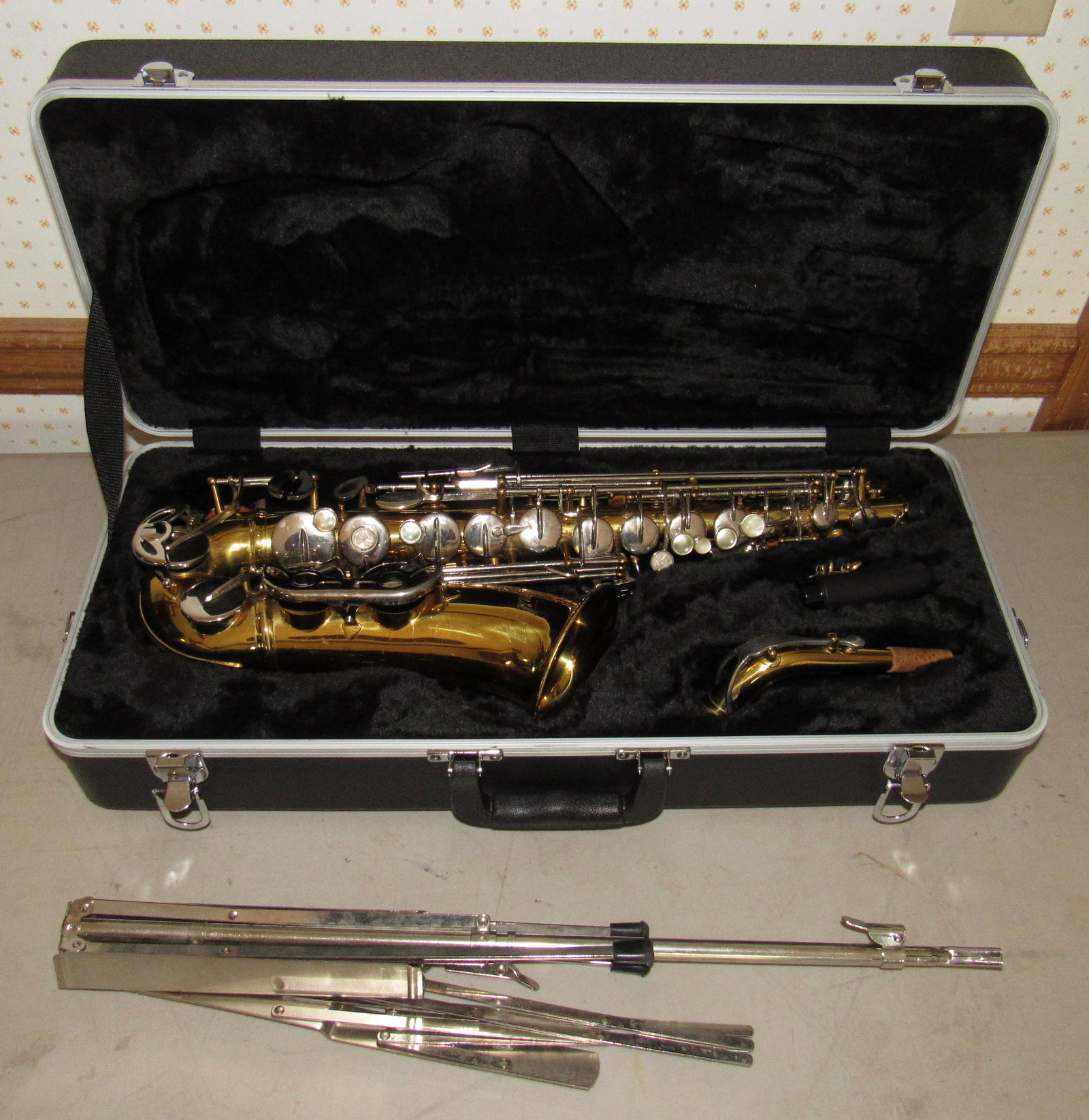 Armstrong Saxophone: With case & Music stand