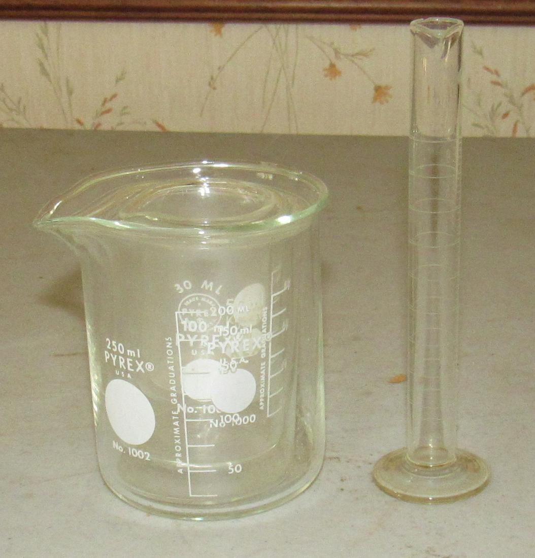 5 Graduated Pyrex Beekers: Largest is apprx 3" in diameter and 3 1/4" tall . Smallest is approx 1 1/2" in diameter and 2" tall.. Also includes other slim beeker