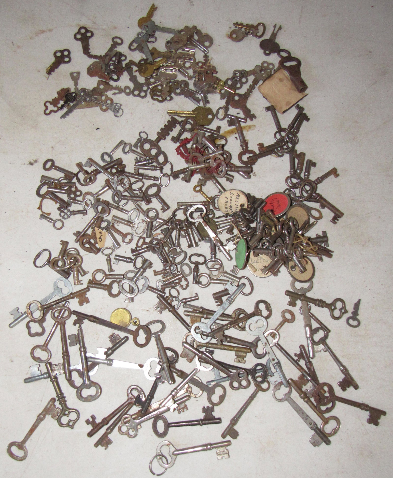 Antique / Vintage Skeleton & Misc Keys: Getting all pictured
