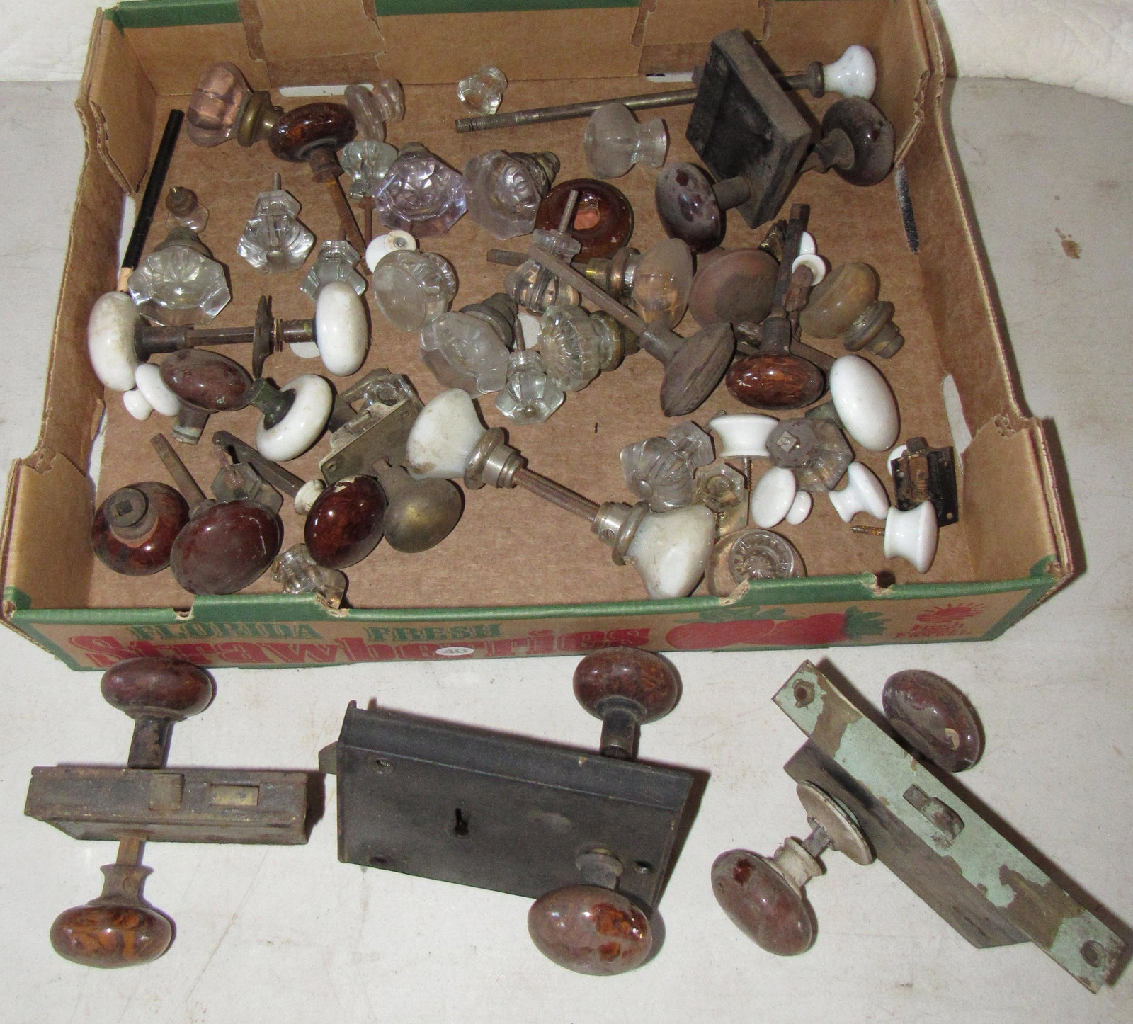 Glass / Porcelain Door Knobs and Locks: Getting all pictured