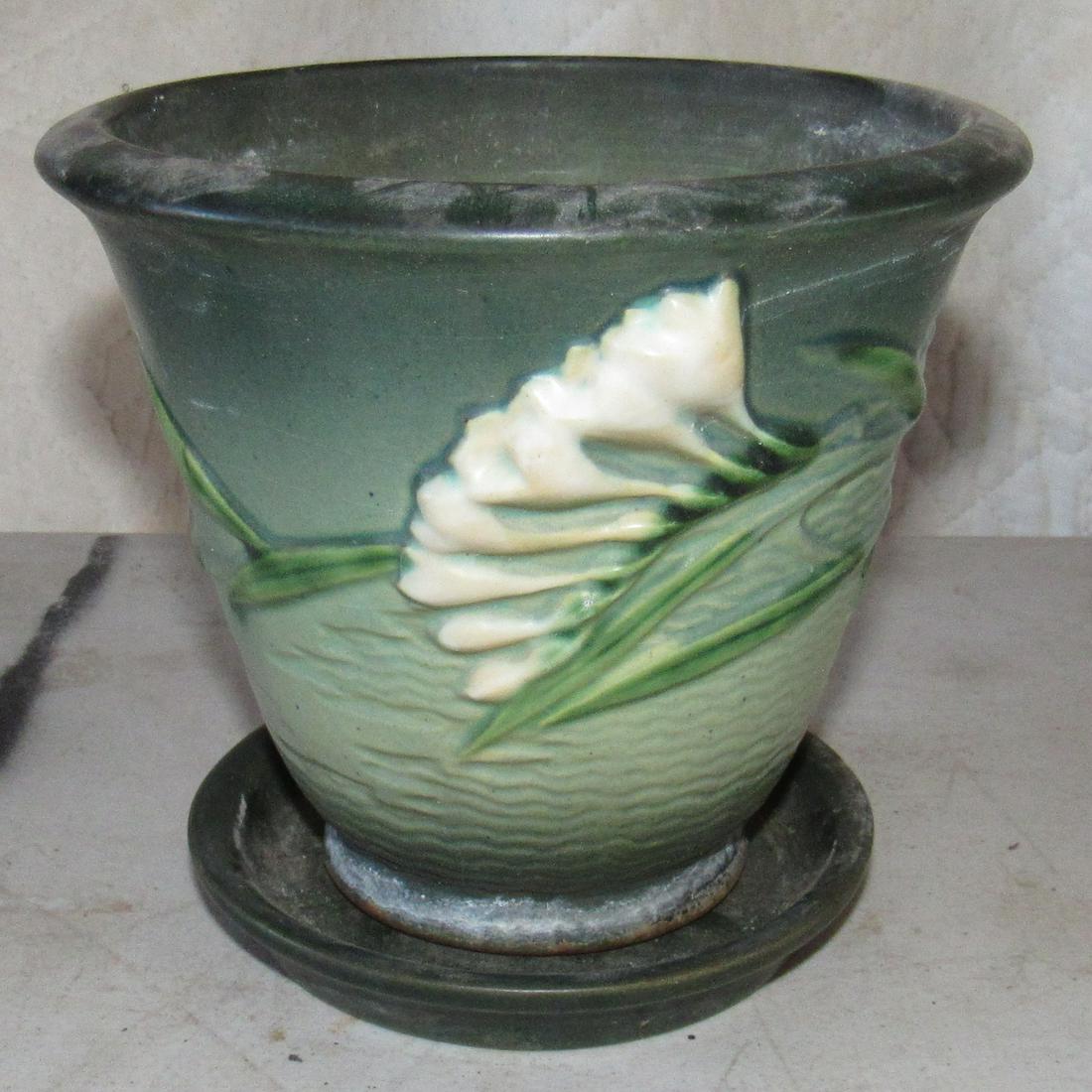 Roseville 670 Planter and Trivet: Both have chips