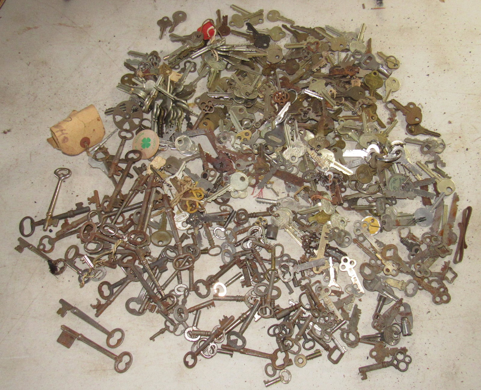 Large Lot Antique / Vintage Skeleton & Misc Keys: Getting all pictured