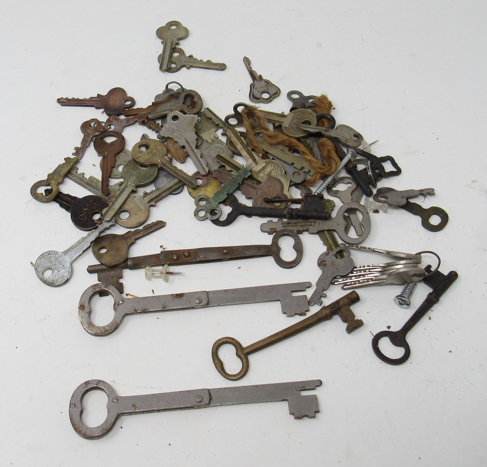 Antique Vintage Skeleton & Misc Keys 1 Brass: 1 Brass skeleton key
