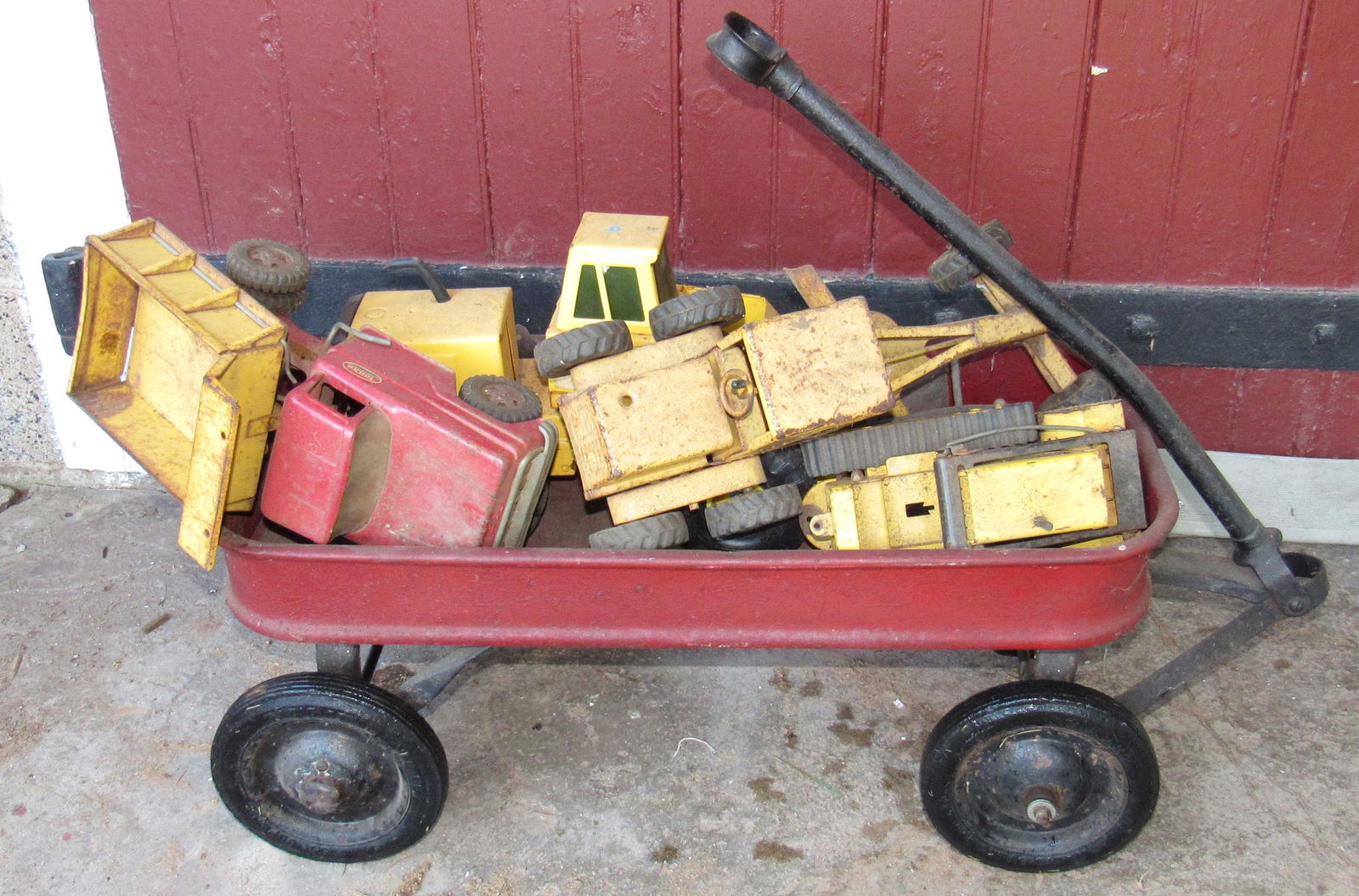 Wagon with Tonka Toys Dump Truck Grader Dozer Loader: Wagon is approx 12 3/4" x 28" . Getting all pictured