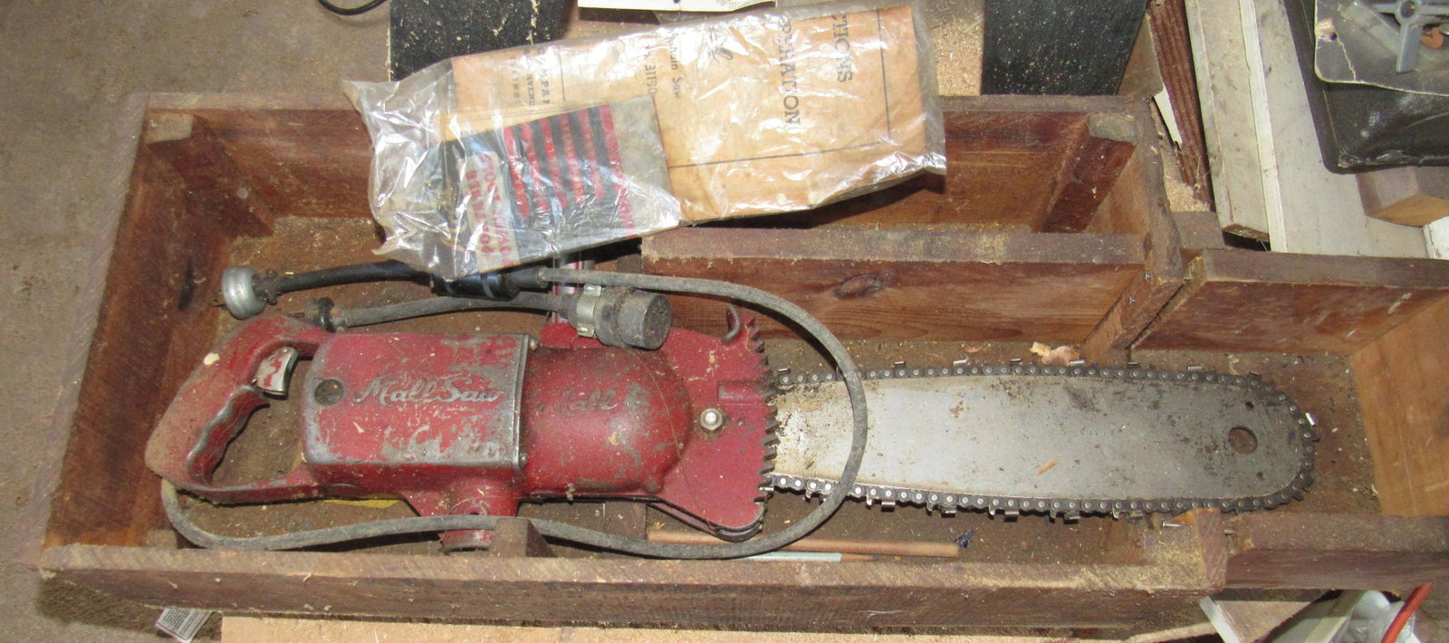 Mall Electric Chainsaw in Atlas Powder Wooden Crate: Chainsaw has approx 14" bar. Box has been cut and made to fit saw.
