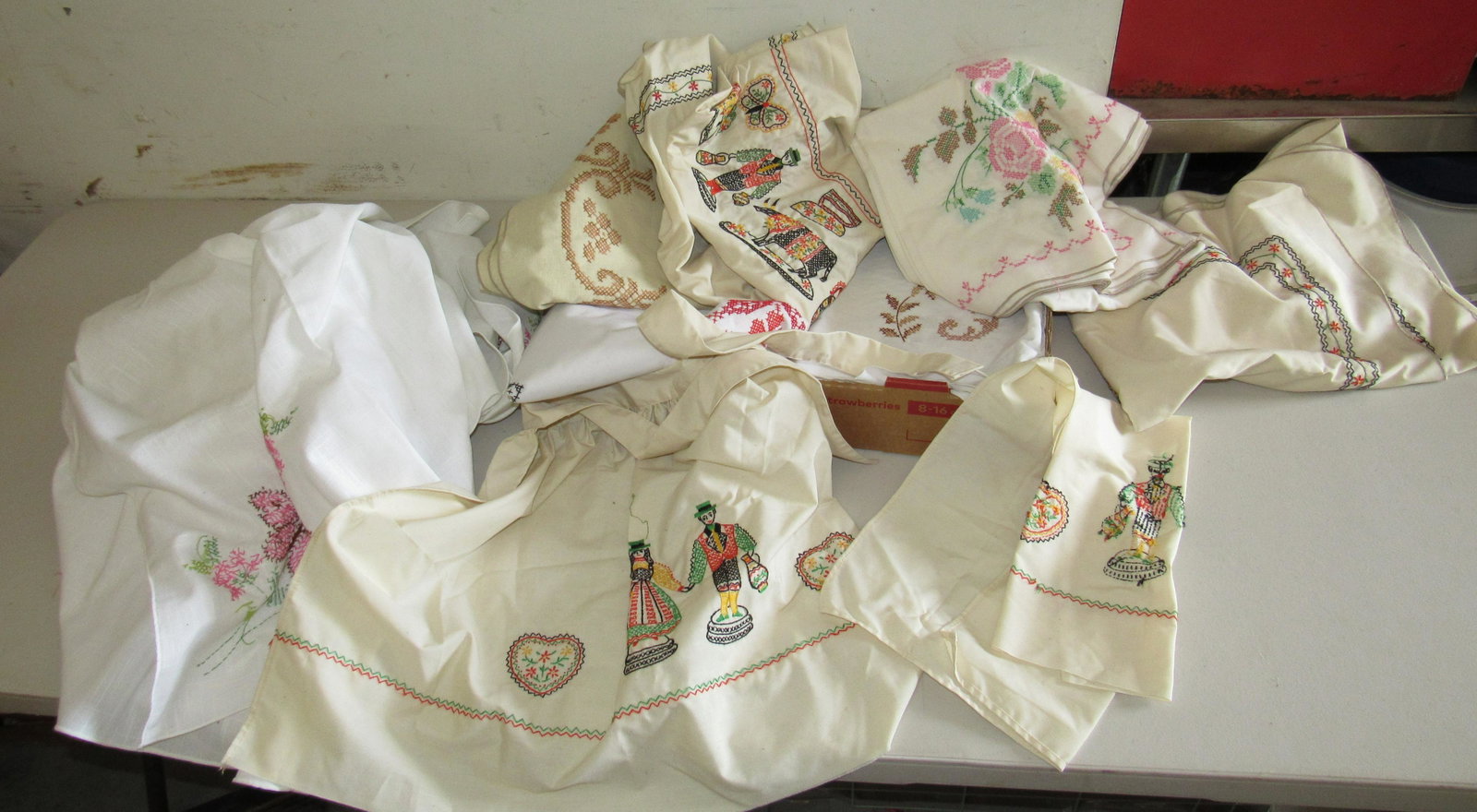 Tableclothes Aprons & Misc: Getting all pictured