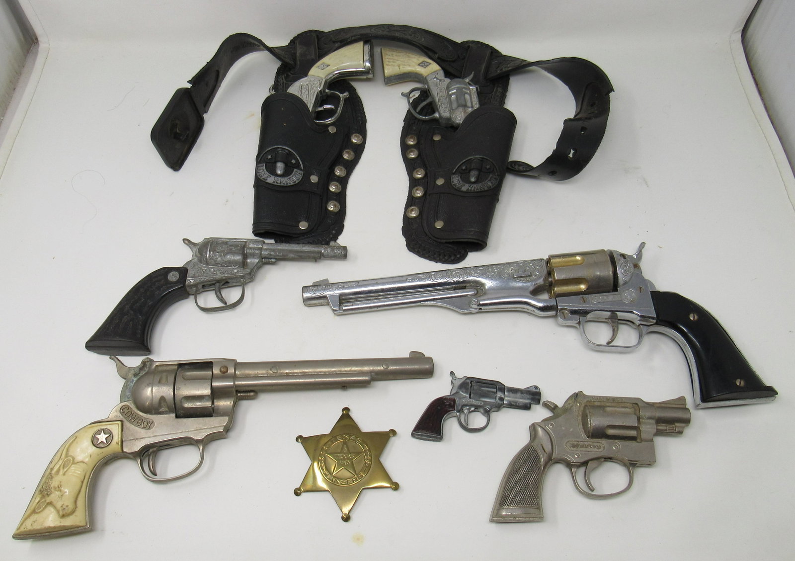 Cap Guns Texas Rangers Brass Pin: Getting All pictured
